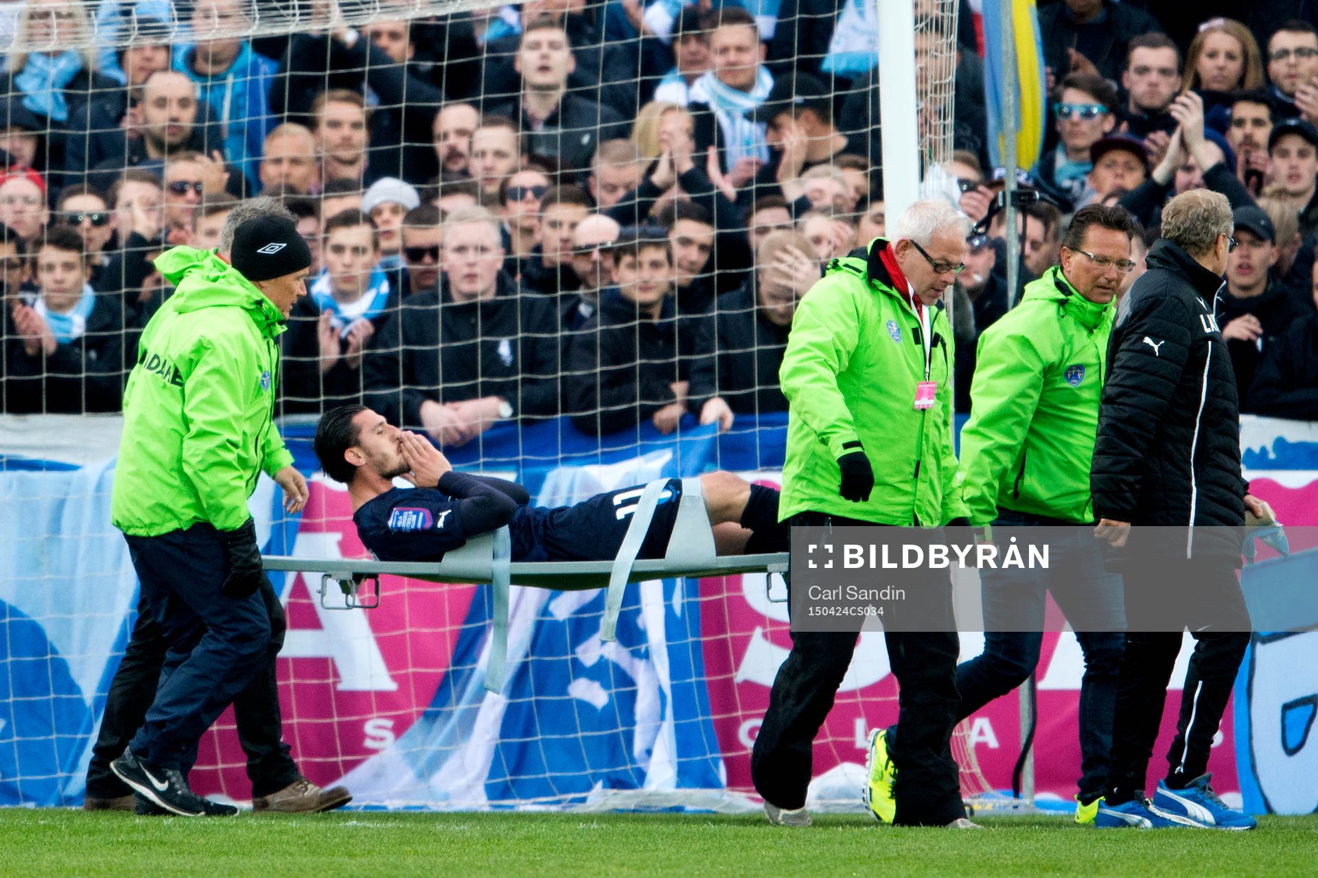 Malmö FFs Agon Mehmeti bärs ut på bår under fotbollsmatchen i Allsvenskan mellan Falkenberg och Malmö FF den 24 April 2015 i Falkenberg.