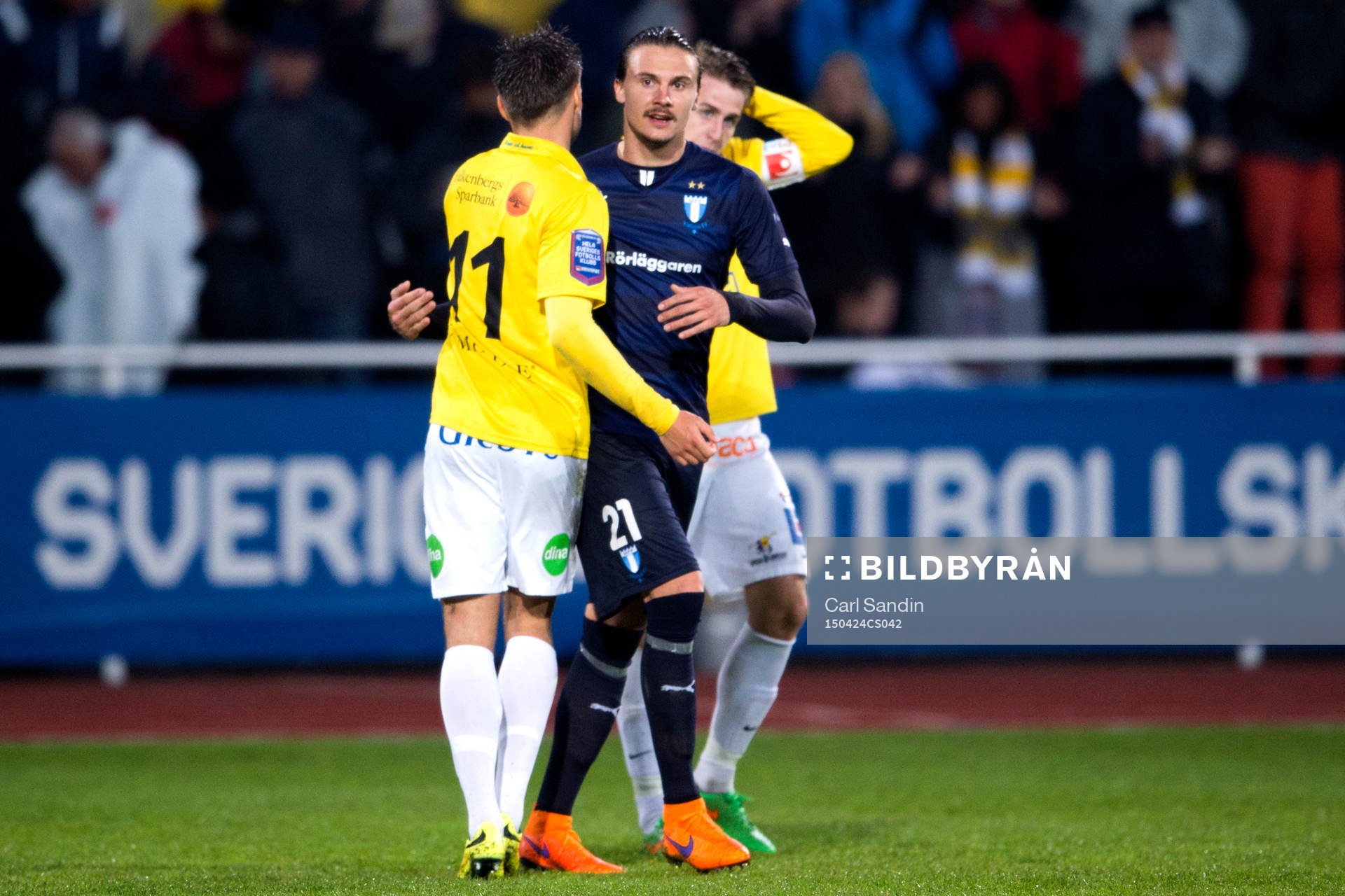 Malmö FFs Erik Johansson kramar om Falkenbergs Johannes Vall efter fotbollsmatchen i Allsvenskan mellan Falkenberg och Malmö FF den 24 April 2015 i Falkenberg.