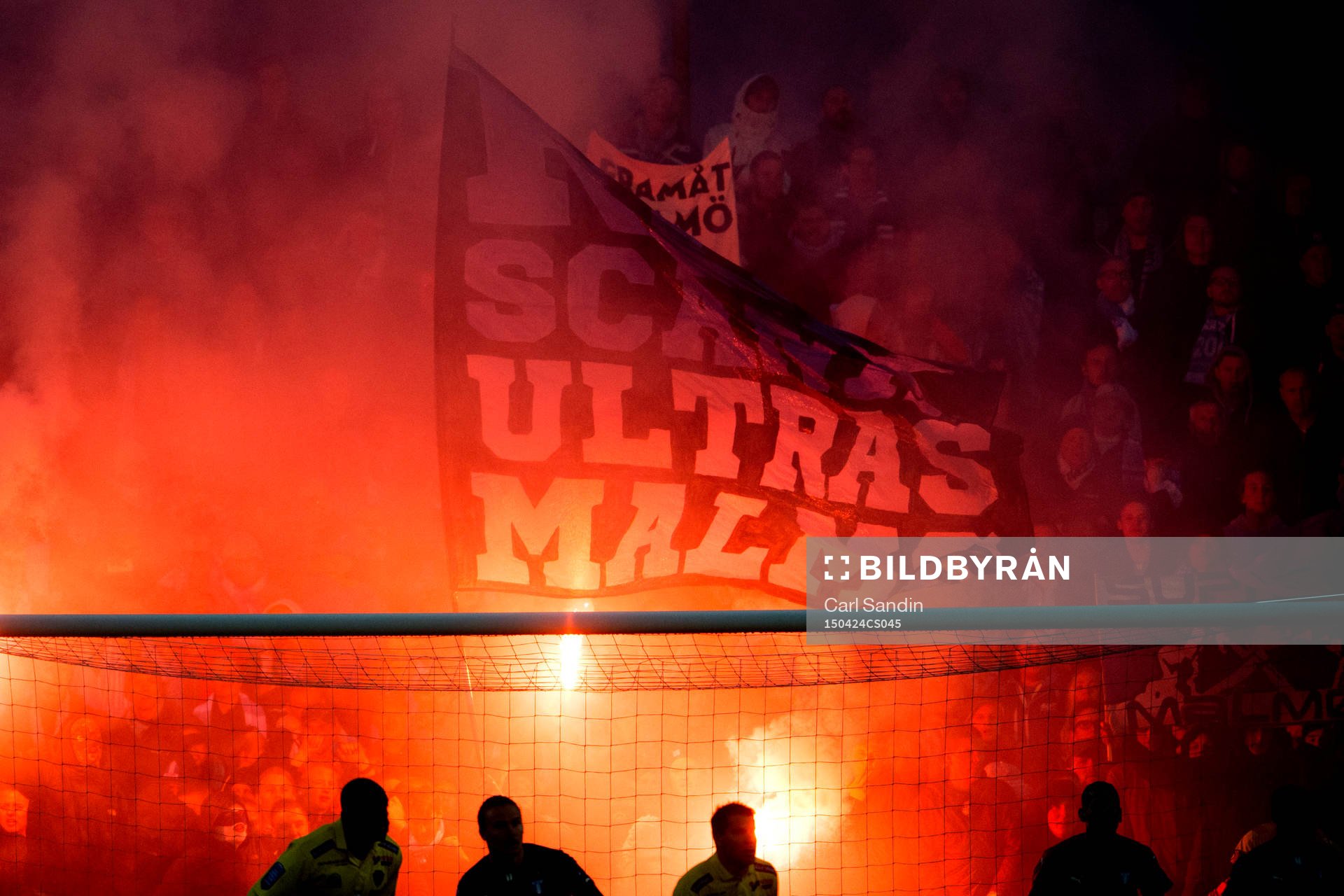 Malmö FFs supportrar eldar bengaler