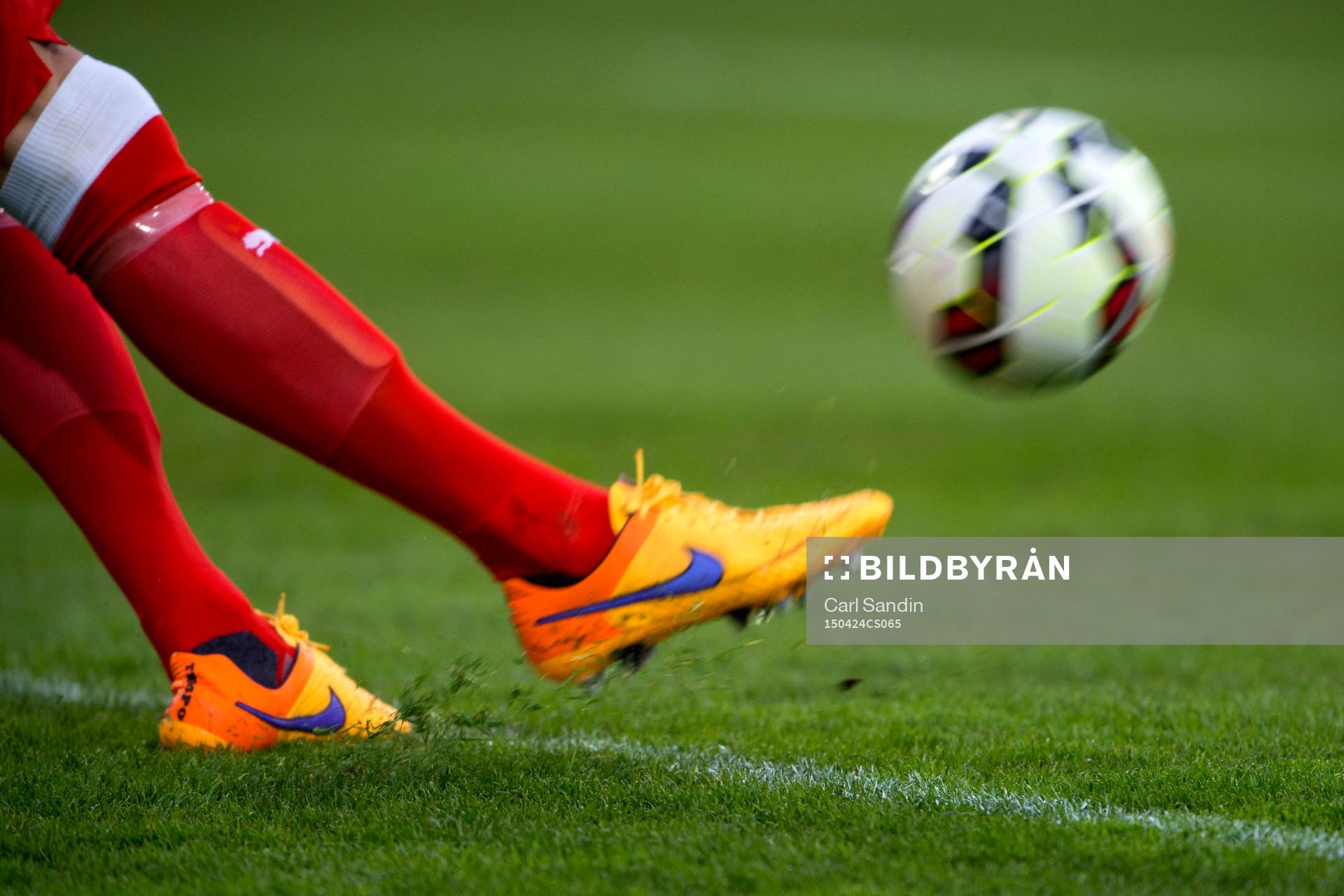 En målvakt skjuter ut en boll under fotbollsmatchen i Allsvenskan mellan Falkenberg och Malmö FF den 24 April 2015 i Falkenberg.