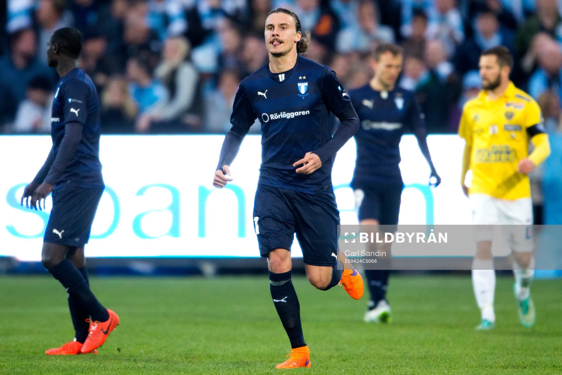 Malmö FFs Erik Johansson räcker ut tungan