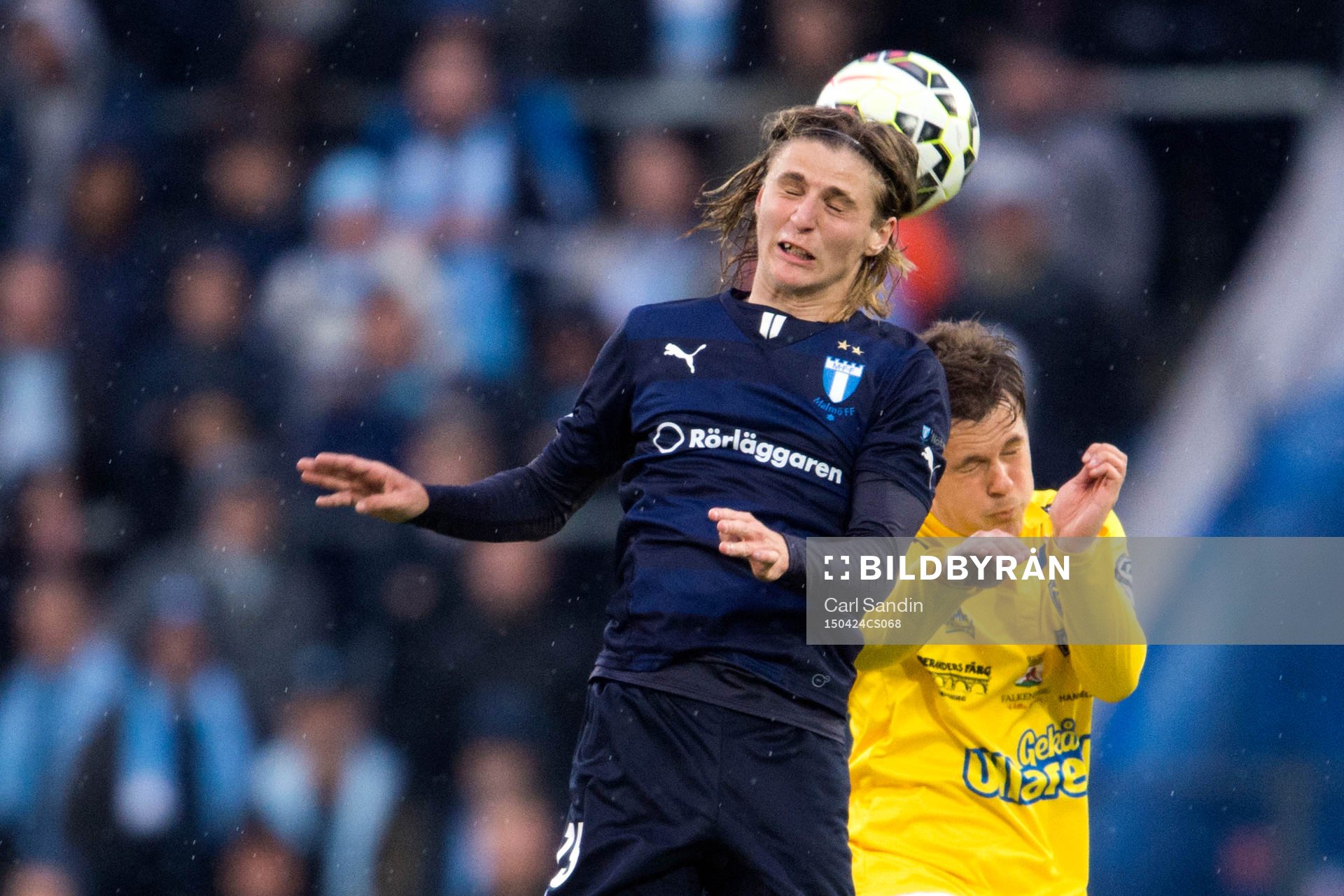 Malmö FFs Pawel Cibicki i nickduell med Falkenbergs Daniel