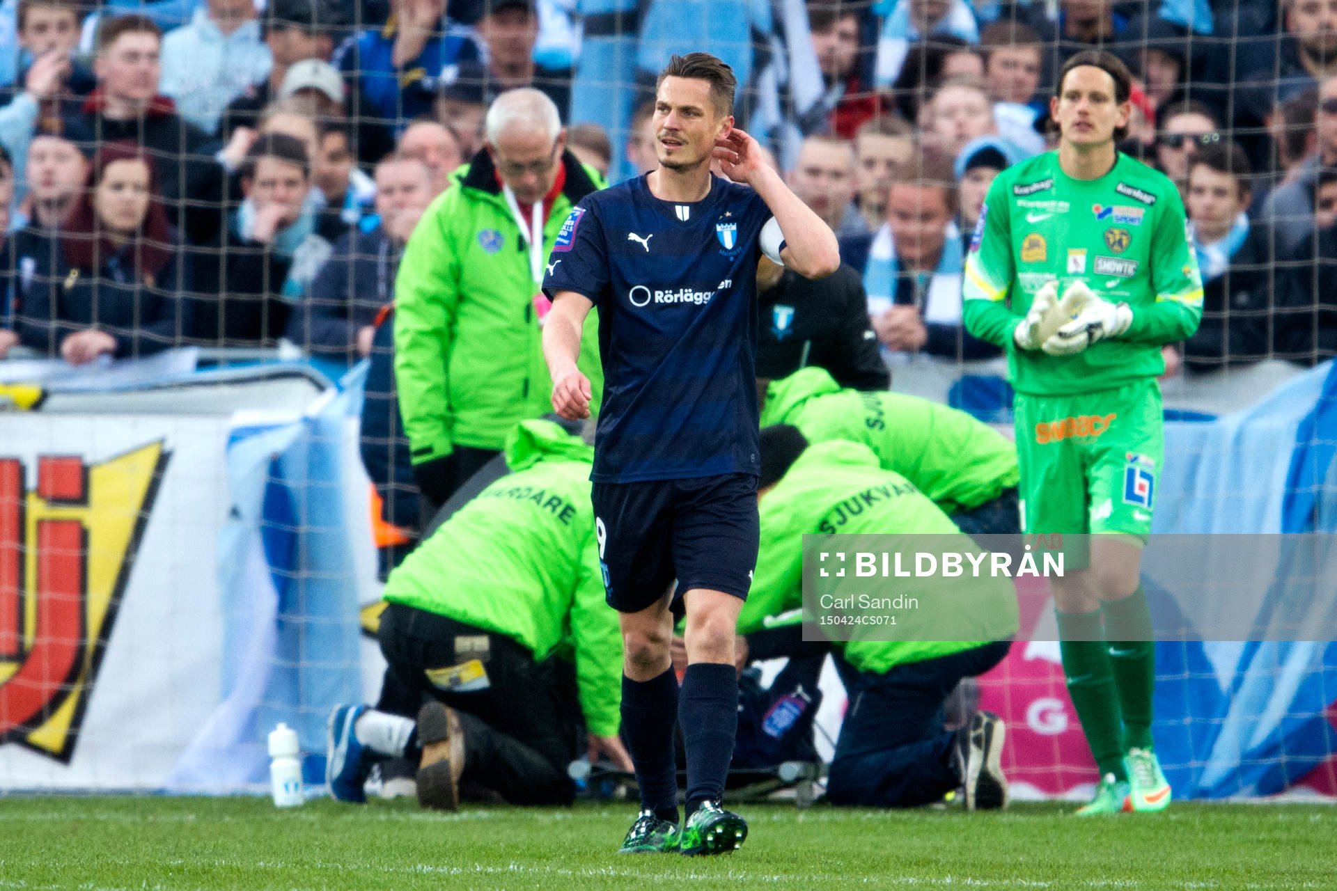 Malmö FFs Markus Rosenberg deppar när Agon Mehmeti skadat