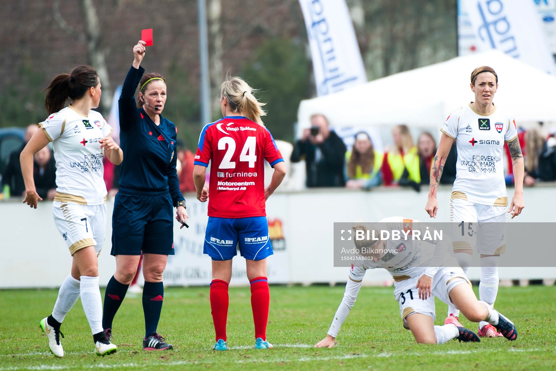 Domare  Annika Andric drar fel kort, rött i stället för
