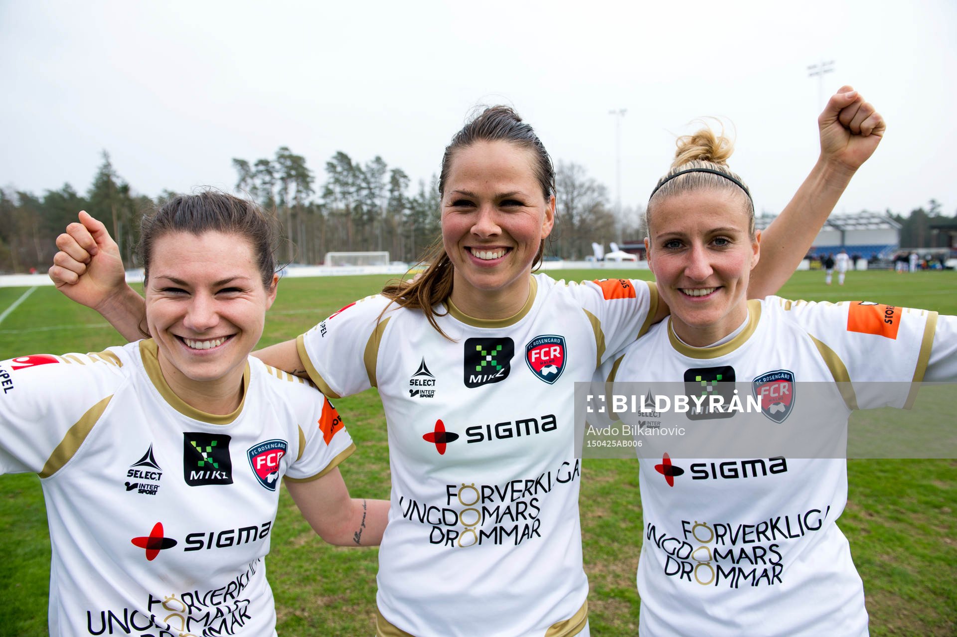 Rosengårds Ramona Bachmann, Sara Björk Gunnarsdottir och Anja Mittag jublar efter matchen under fotbollsmatchen i Damallsvenskan mellan Vittsjö och Rosengård den 25 april 2015 i Vittsjö