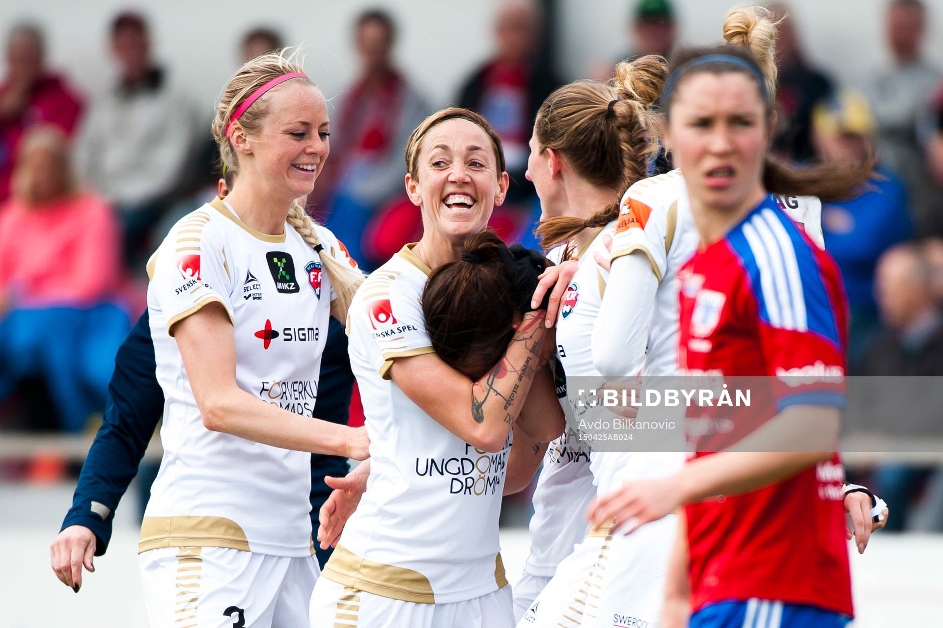 Rosengårds Therese Sjögran kramar om Sara Björk