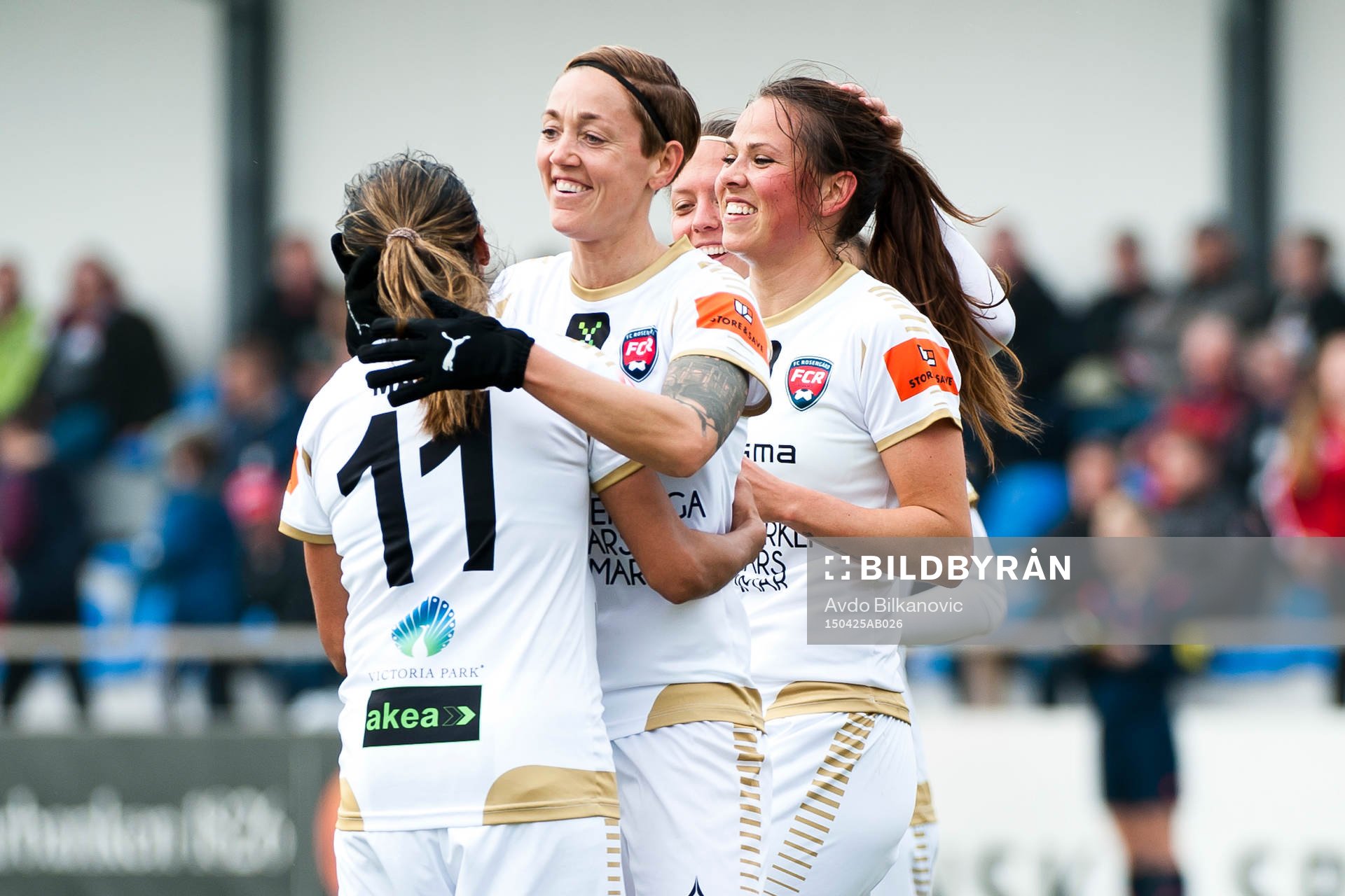 Rosengårds Marta Viera Da Silva kramas av Therese Sjögran