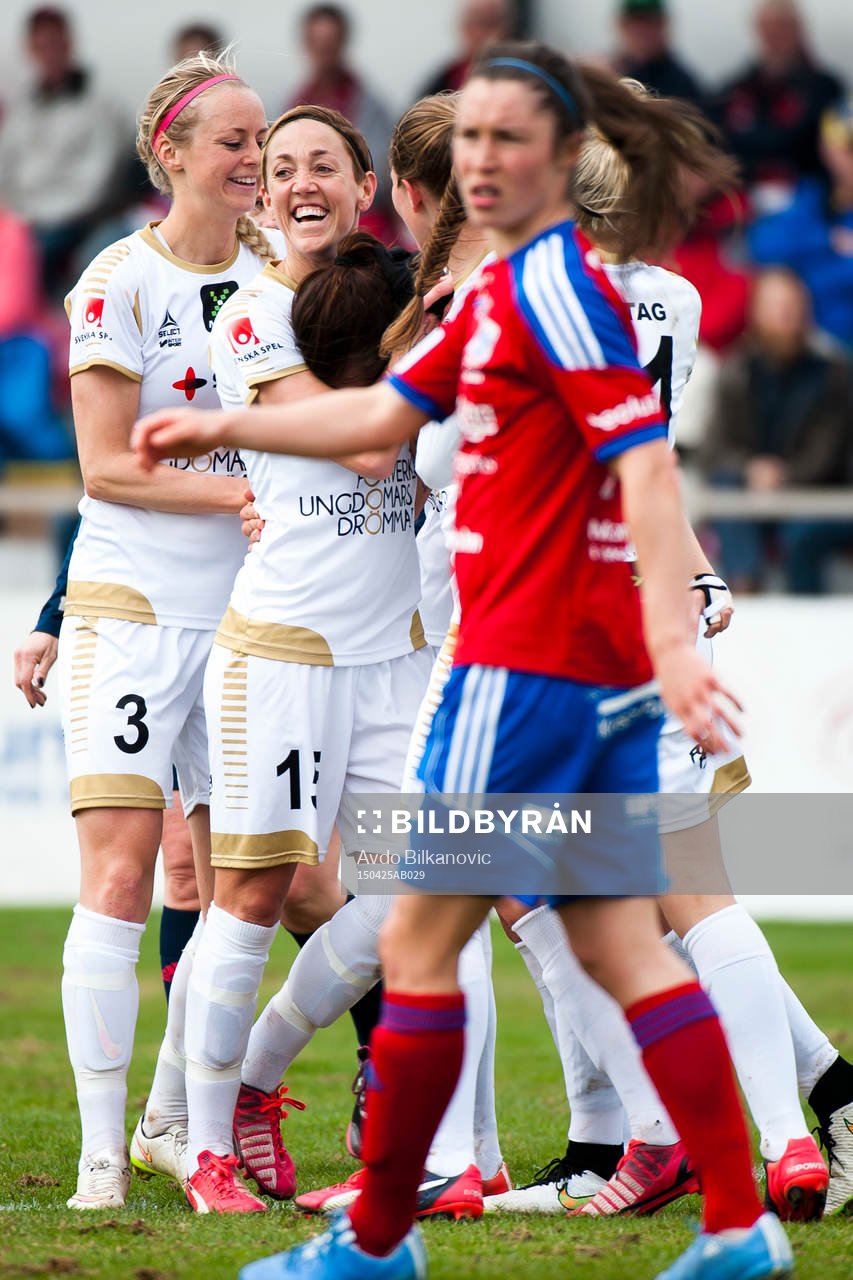 Rosengårds Therese Sjögran skrattar och krama om Sara