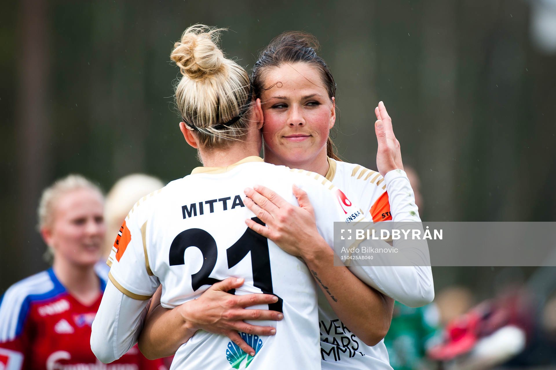 Rosengårds Anja Mittag kramar Sara Björk Gunnarsdottir