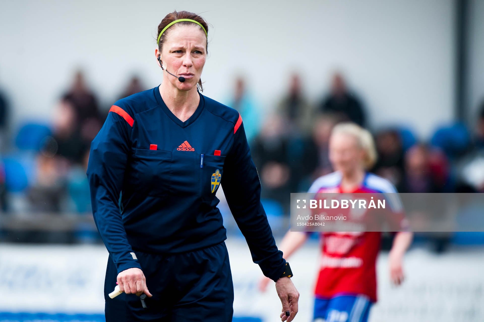 Domare Annika Andric under fotbollsmatchen i Damallsvenskan mellan Vittsjö och Rosengård den 25 april 2015 i Vittsjö