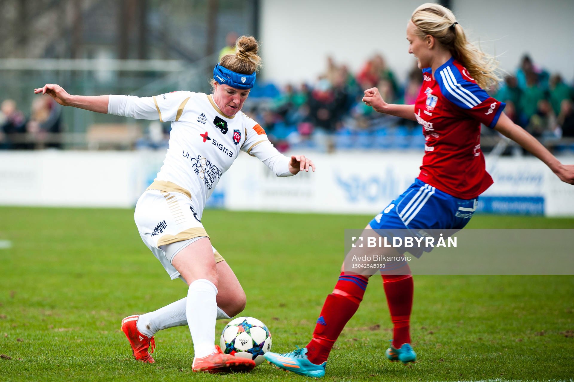 Rosengårds Kirsten Van De Ven och Vittsjös Erika Martinsson under fotbollsmatchen i Damallsvenskan mellan Vittsjö och Rosengård den 25 april 2015 i Vittsjö