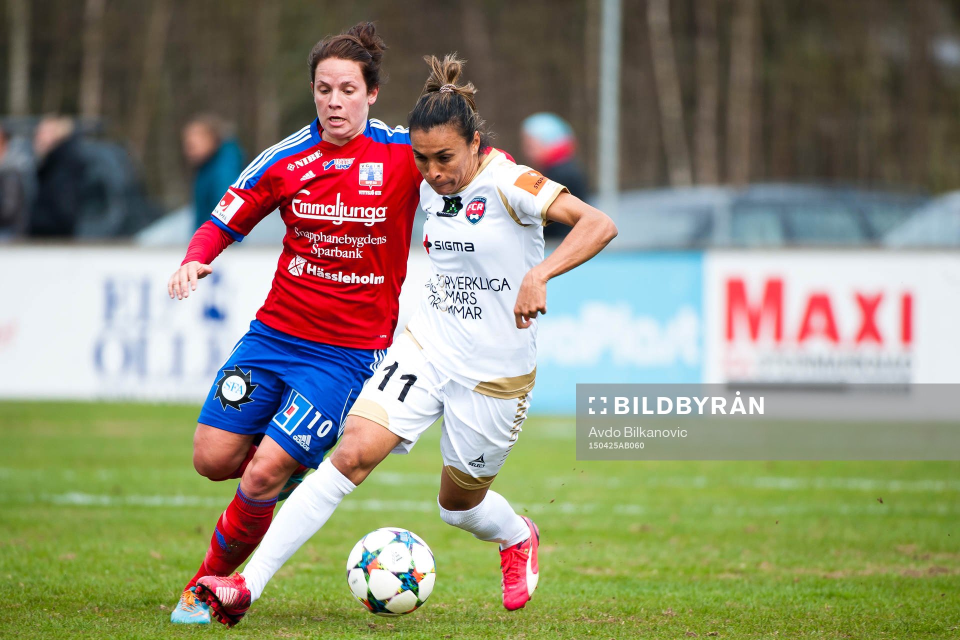Vittsjös Johanna Andersson och Rosengårds Marta Viera Da Silva under fotbollsmatchen i Damallsvenskan mellan Vittsjö och Rosengård den 25 april 2015 i Vittsjö