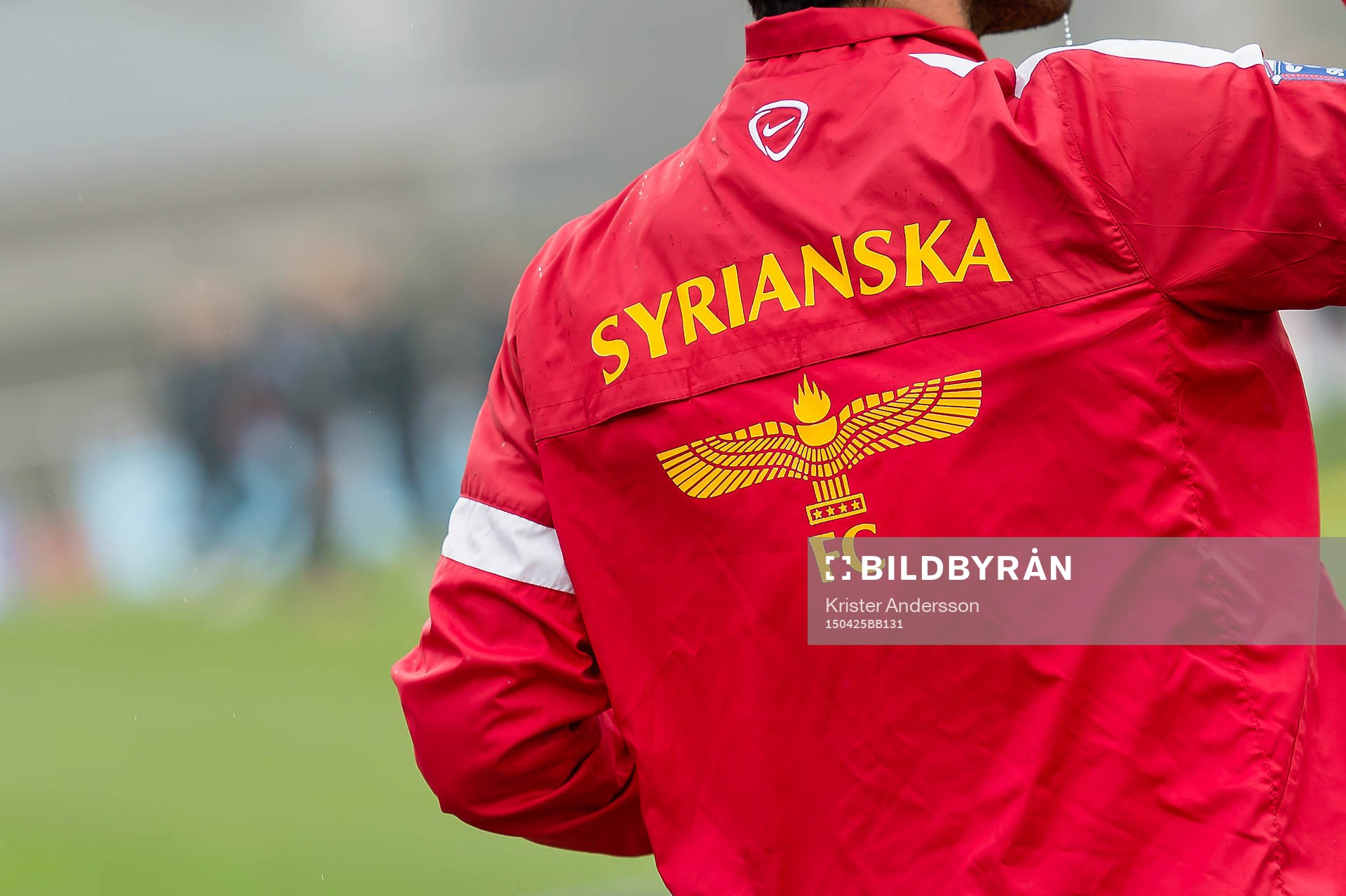 Syriskas klubbemblem på en tröja före fotbollsmatchen i