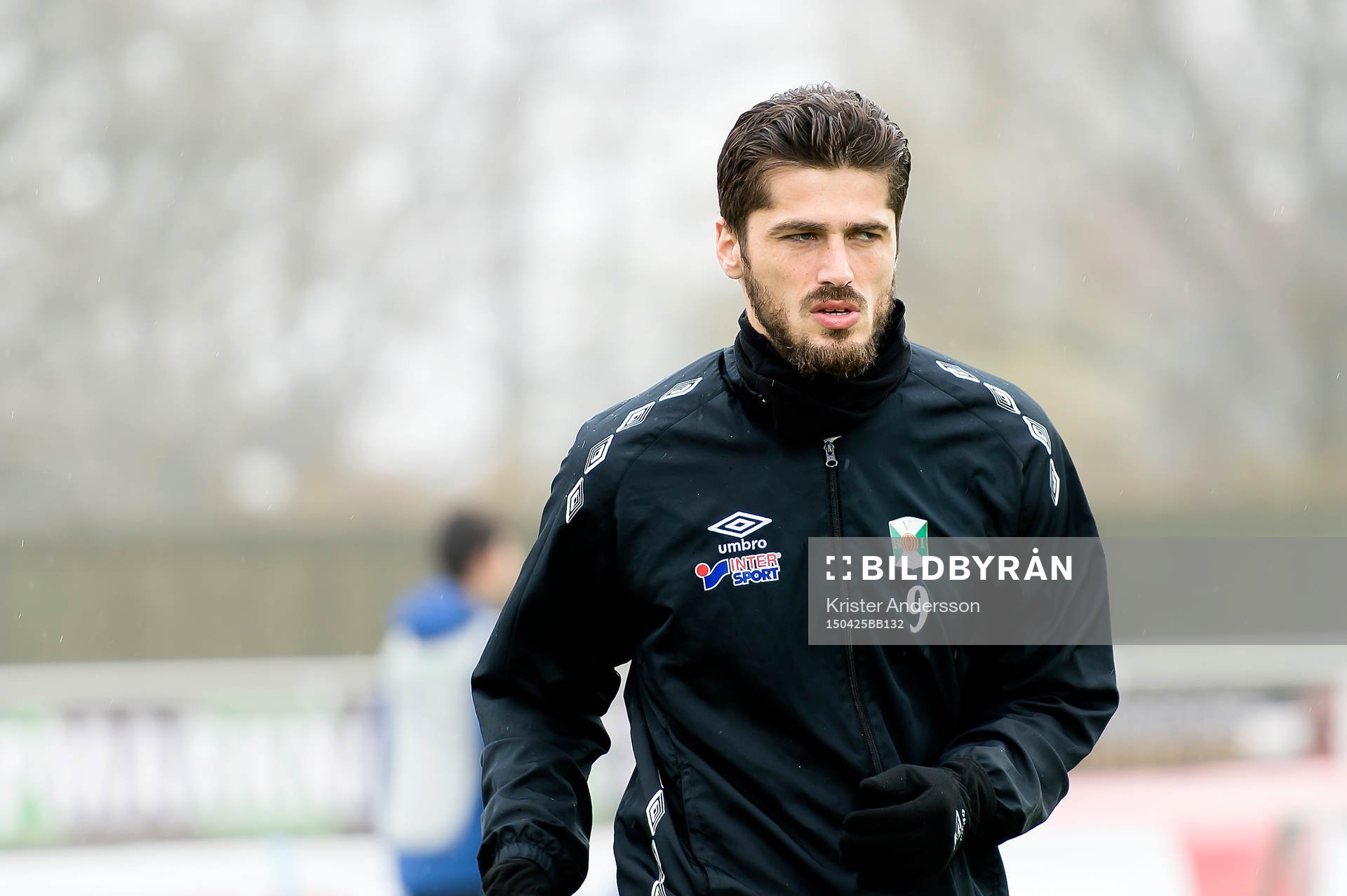 Varbergs Ajsel Kujovic värmer upp före fotbollsmatchen i