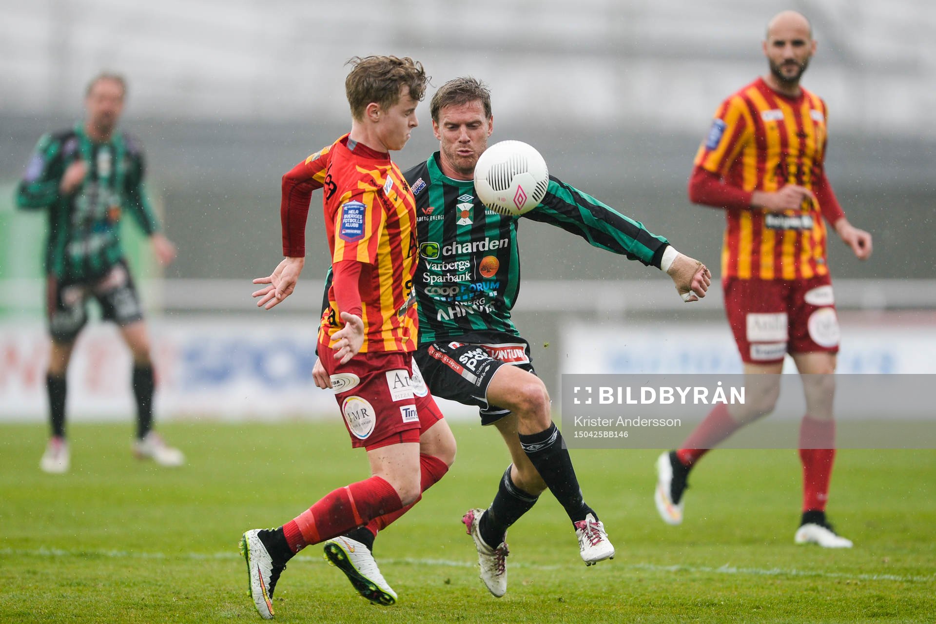 Syrianskas Victor Wernersson och Varbergs Karl Söderström under fotbollsmatchen i Superettan mellan Varberg och Syrianska den 25 april 2015 i Varberg.