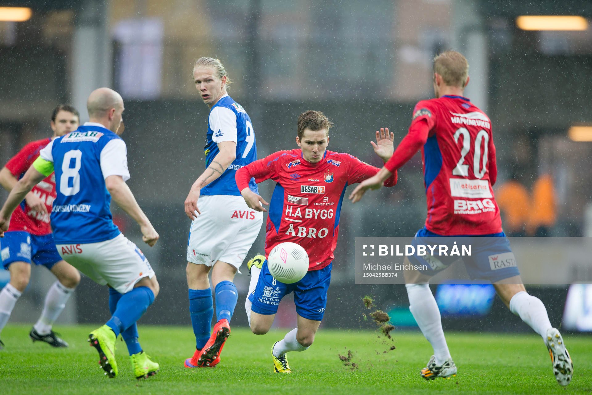 Örgrytes Andreas Östling i kamp om bollen med Oddevolds Johan Patriksson under fotbollsmatchen i Div 1 södra mellan Örgryte och Oddevold den 25 april 2015 i Göteborg.