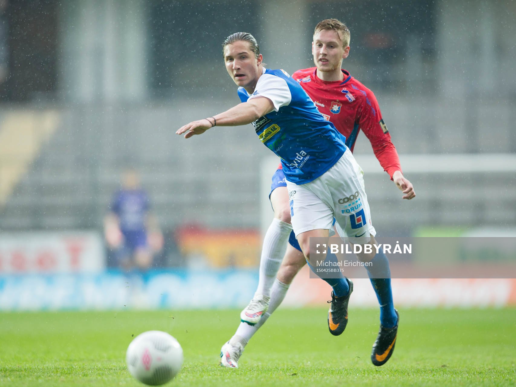Oddevolds Andreas Almroth stänger vägen för Örgrytes Sebastian Ohlsson under fotbollsmatchen i Div 1 södra mellan Örgryte och Oddevold den 25 april 2015 i Göteborg.