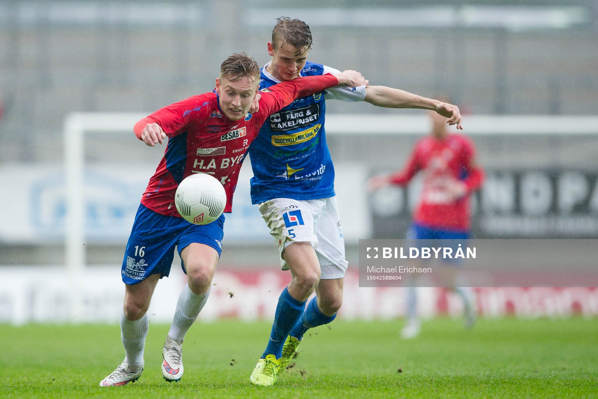 Örgrytes Sebastian Ohlsson i kamp med Oddevolds Andreas Bergman under fotbollsmatchen i Div 1 södra mellan Örgryte och Oddevold den 25 april 2015 i Göteborg.