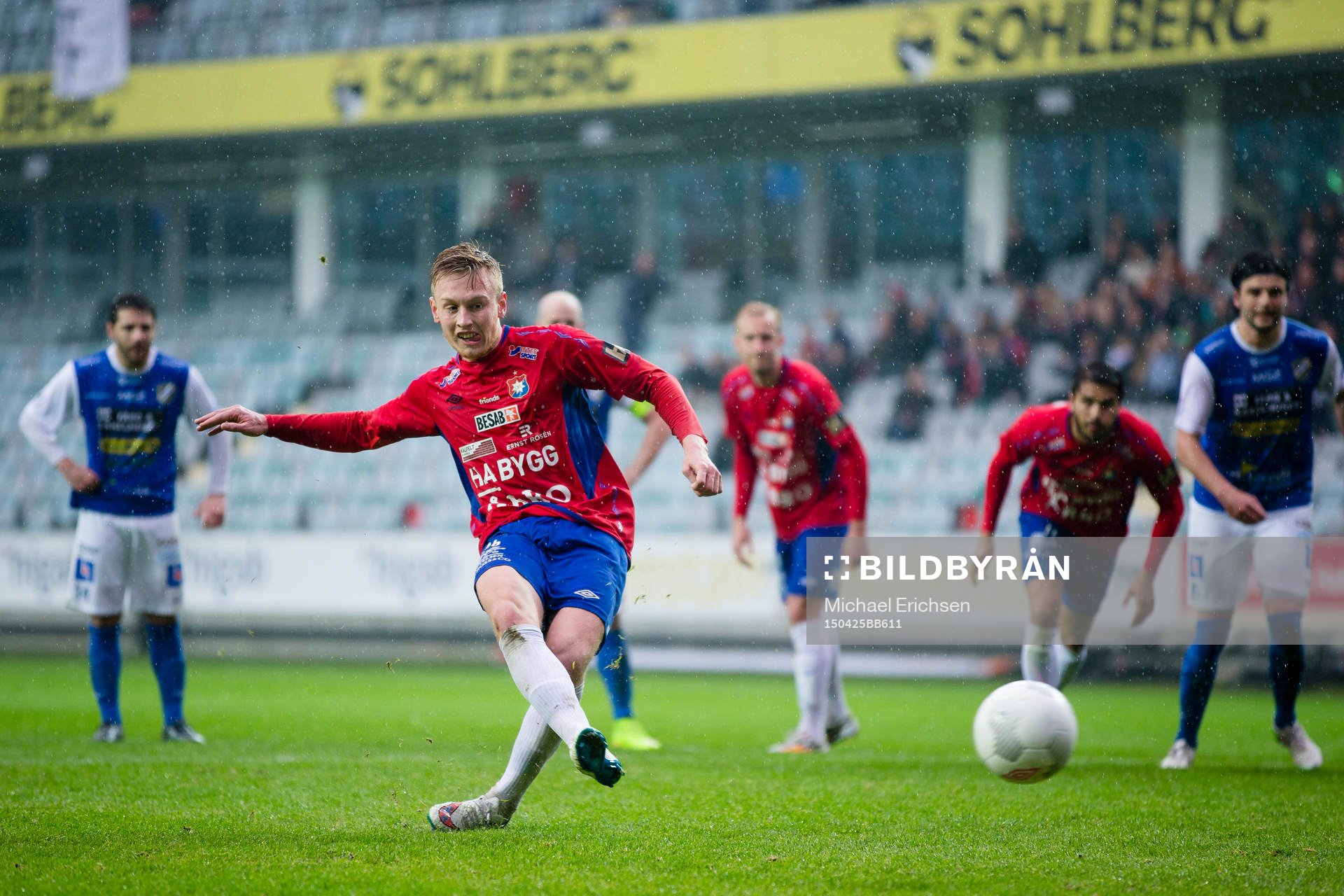 Örgrytes Sebastian Ohlsson kvitterar till 1-1 på straff