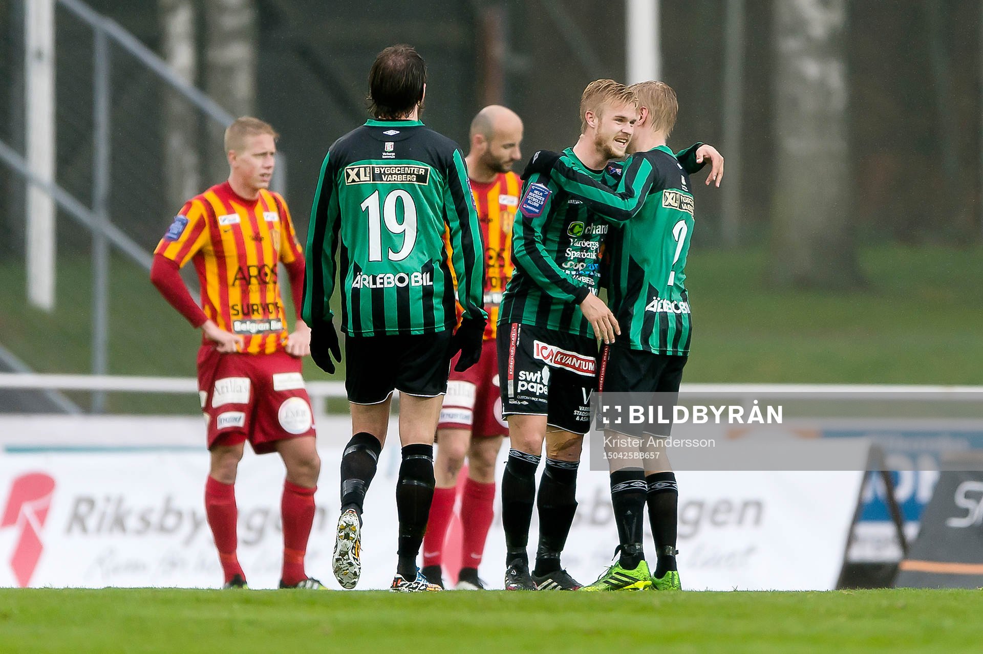 Varbergs spelare jublar medans Syrianskas spelare deppar i