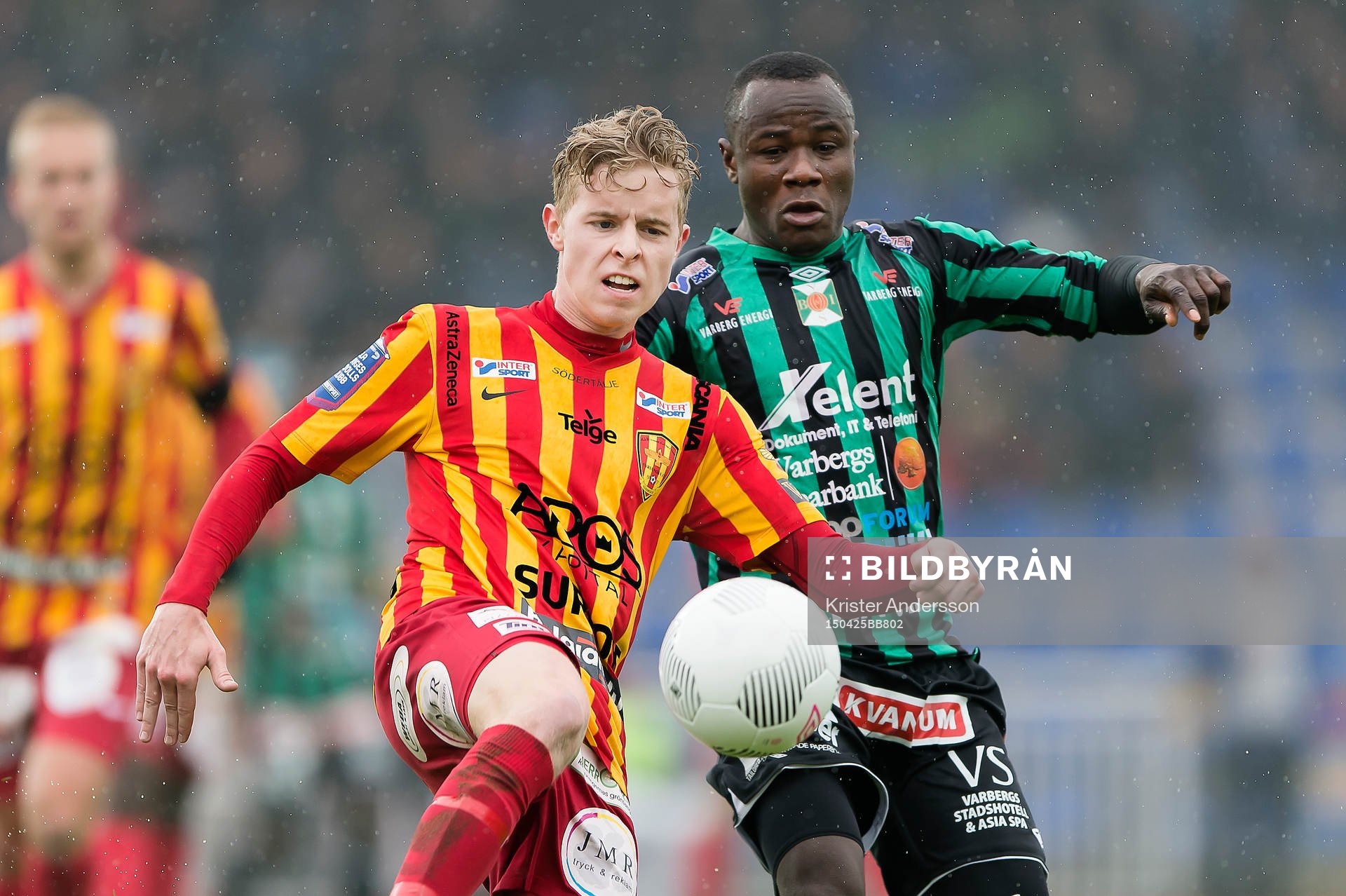 Syrianskas Victor Wernersson och Varbergs Nsima Peter under fotbollsmatchen i Superettan mellan Varberg och Syrianska den 25 april 2015 i Varberg.