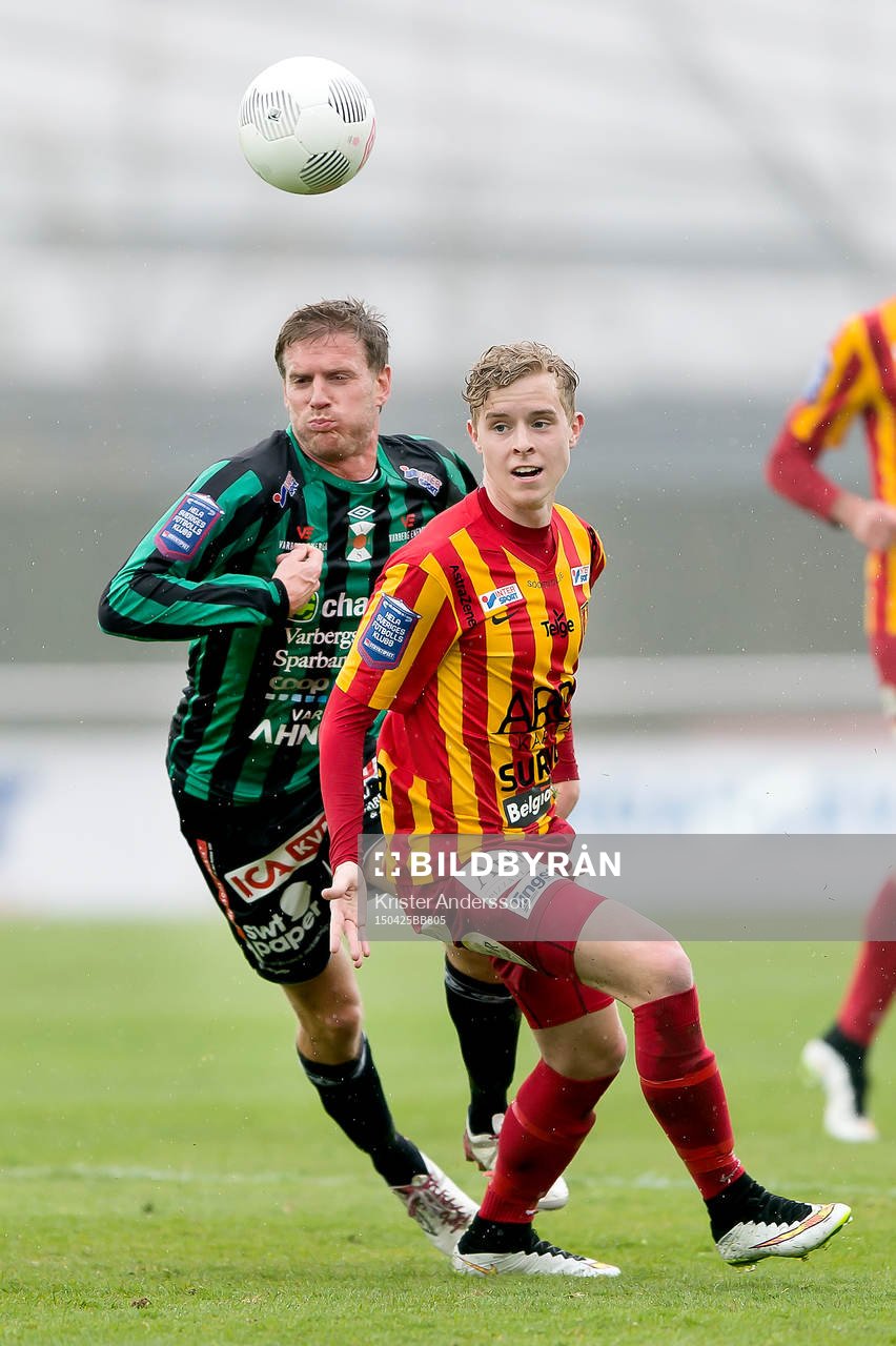 Syrianskas Victor Wernersson och Varbergs Karl Söderström under fotbollsmatchen i Superettan mellan Varberg och Syrianska den 25 april 2015 i Varberg.