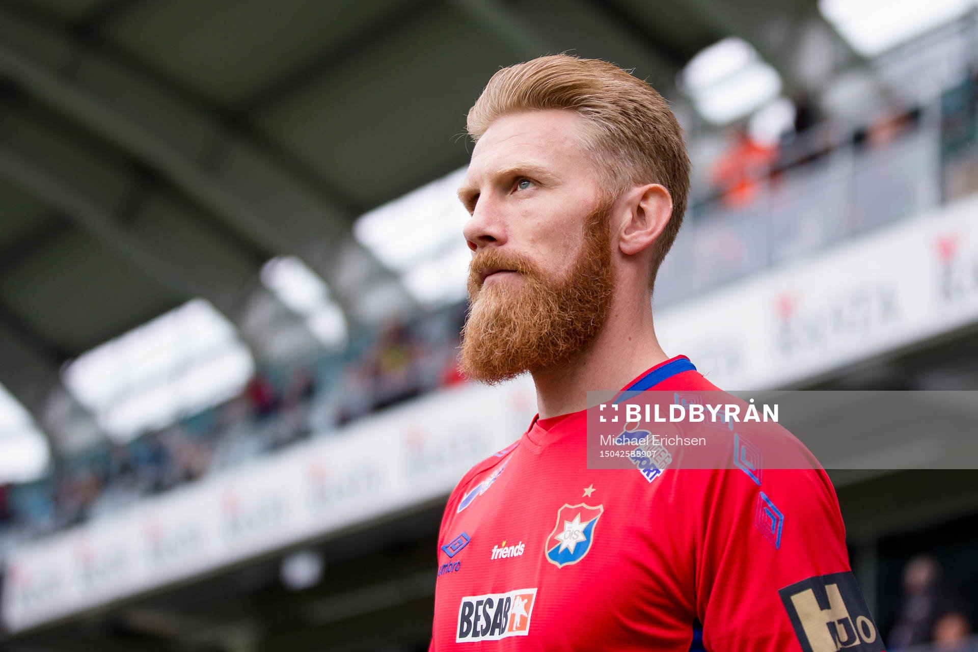 Örgrytes Fredrik Björk på väg in till fotbollsmatchen i