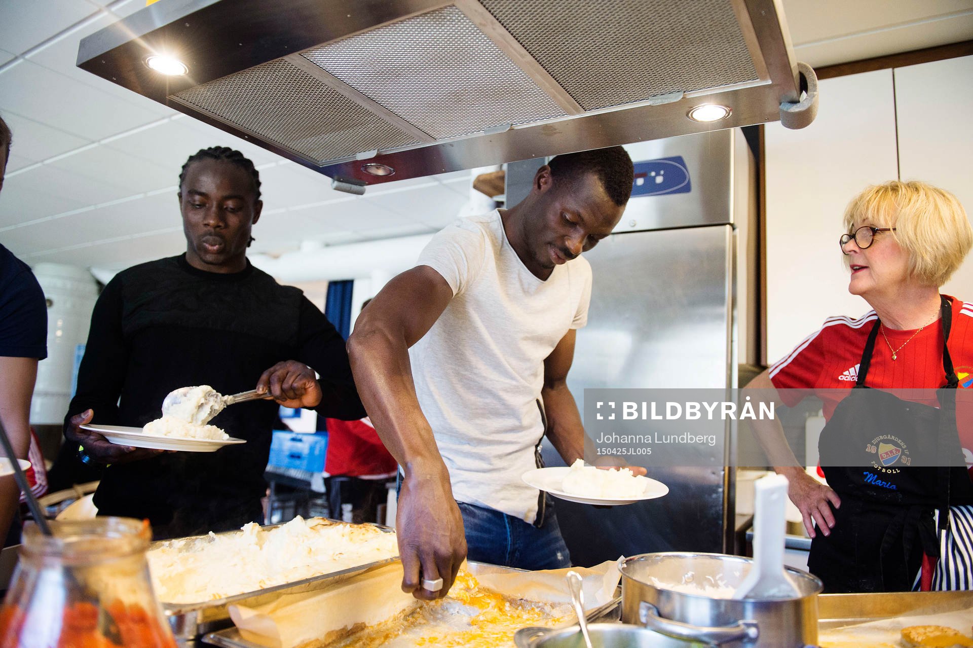 Djurgårdens Sam Johnson och Omar Colley äter lunch
