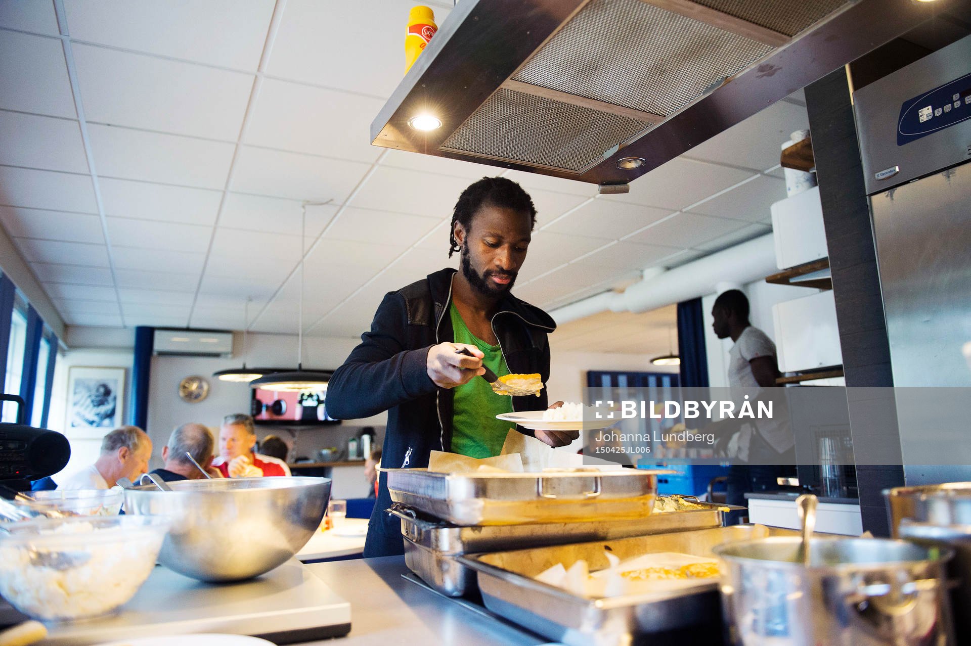 Djurgårdens Amadou Jawo äter lunch