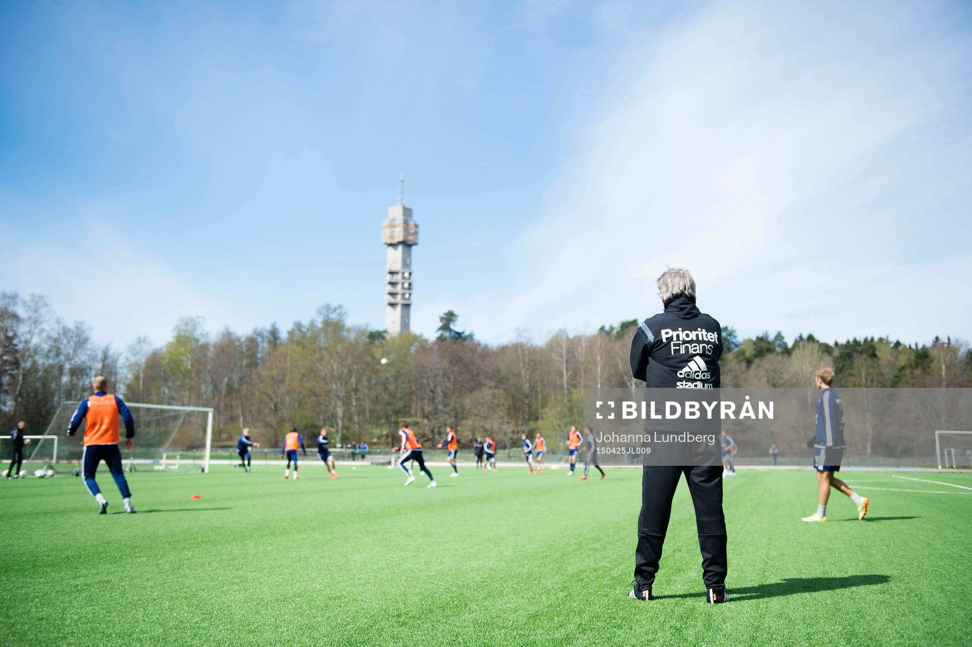 Djurgårdens tränare Per Olsson övervakar en
