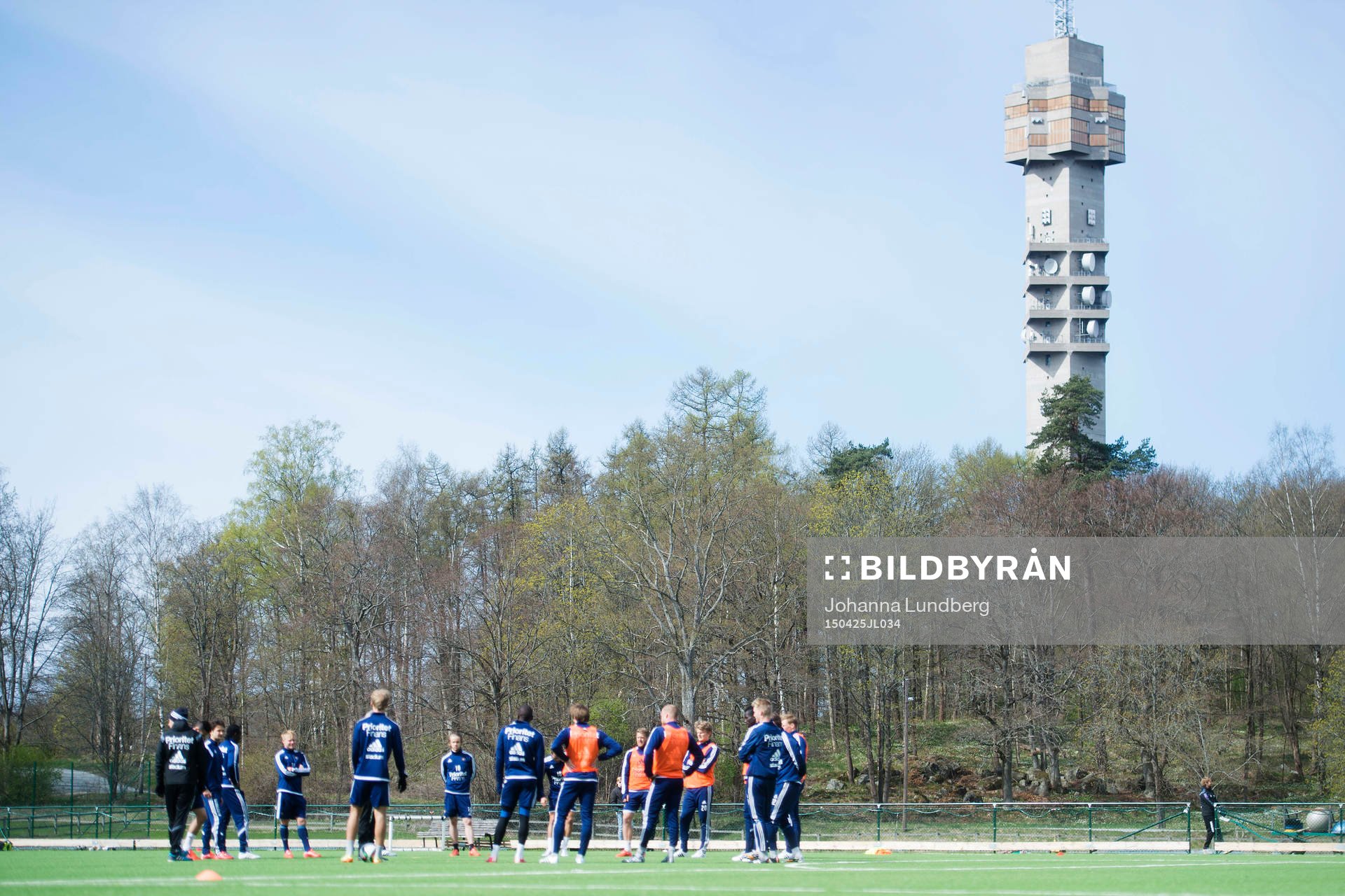 Djurgårdens spelare samlas under en fotbollsträning med Djurgården den 24 april 2015 i Stockholm.