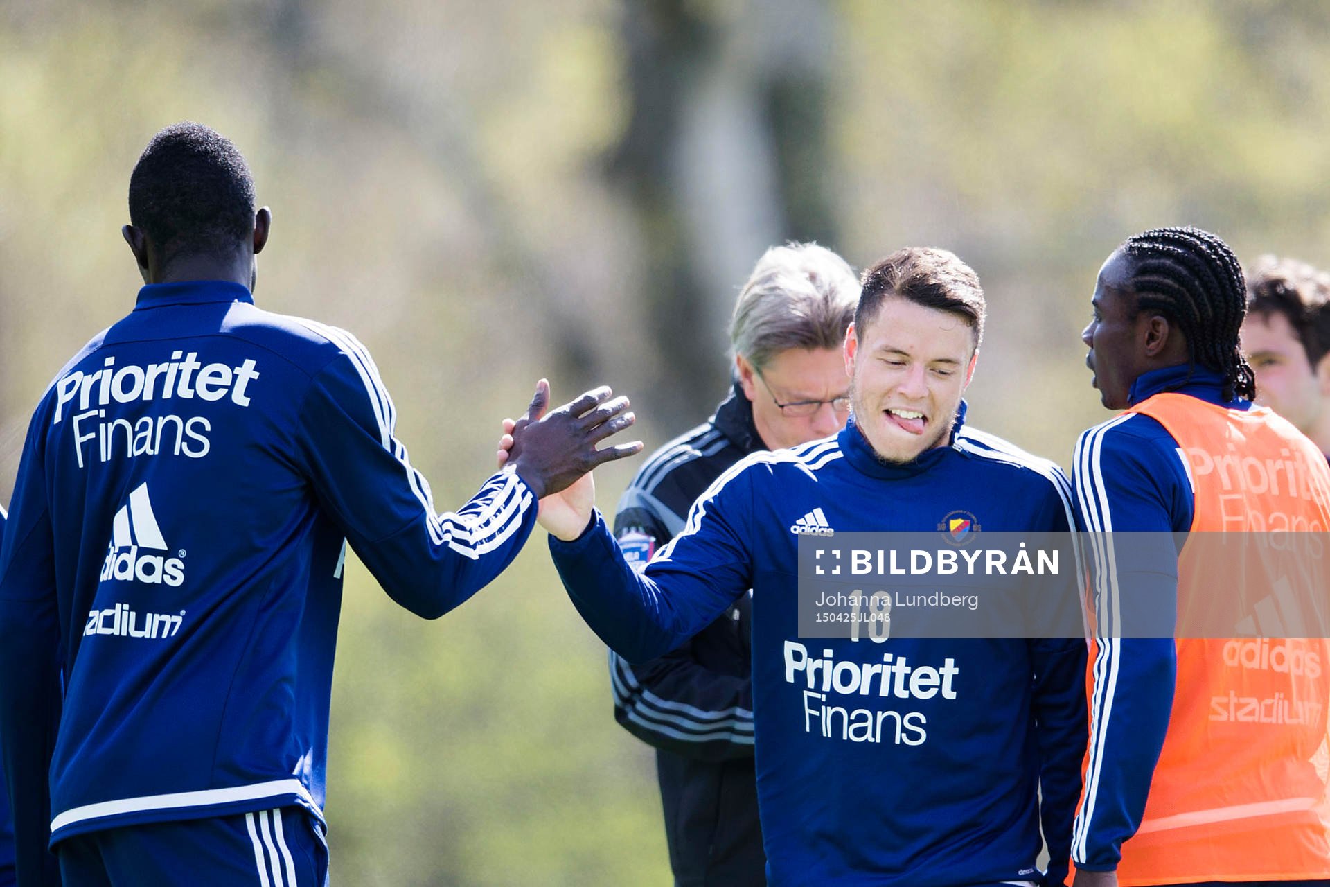 Djurgårdens Kerim Mrabti ger en high five