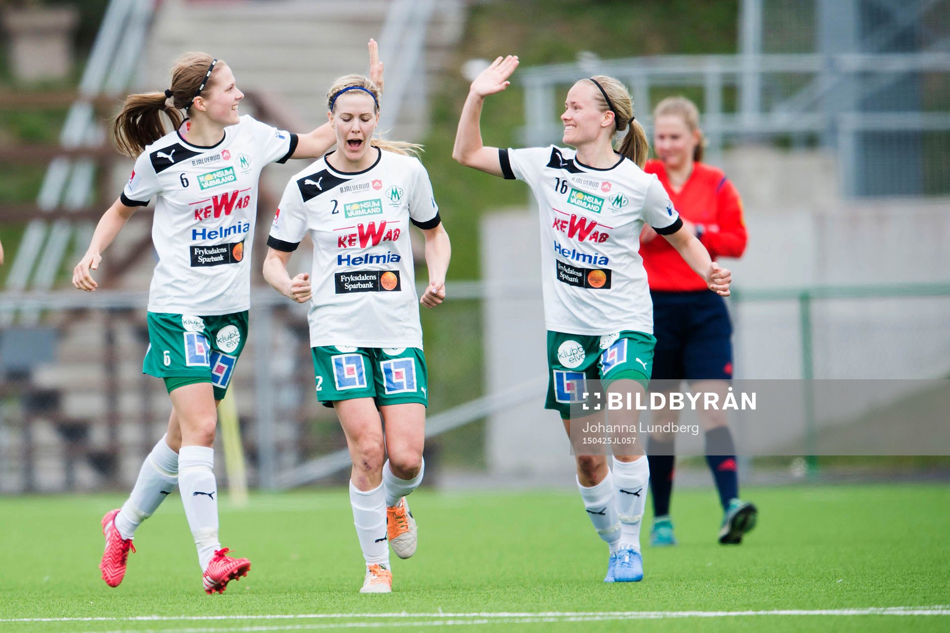 Mallbackens Sarah Bergman (tv) gör 0-1 och jublar ed Tessa Gavilsky (m) och Elin Nyman (th) under fotbollsmatchen i Damallsvenskan mellan AIK och Mallbacken den 25 april 2015 i Stockholm.