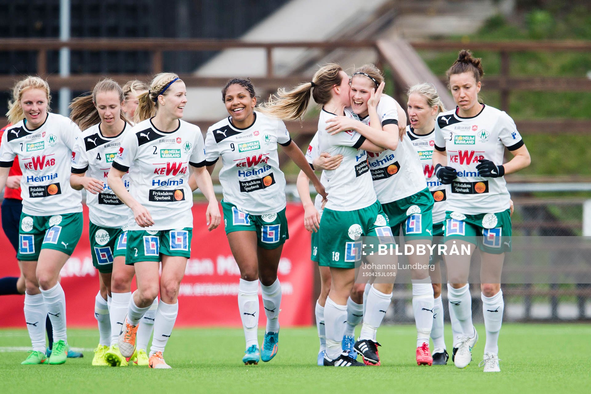 Mallbackens Sarah Bergman (m) gör 0-1 och jublar med
