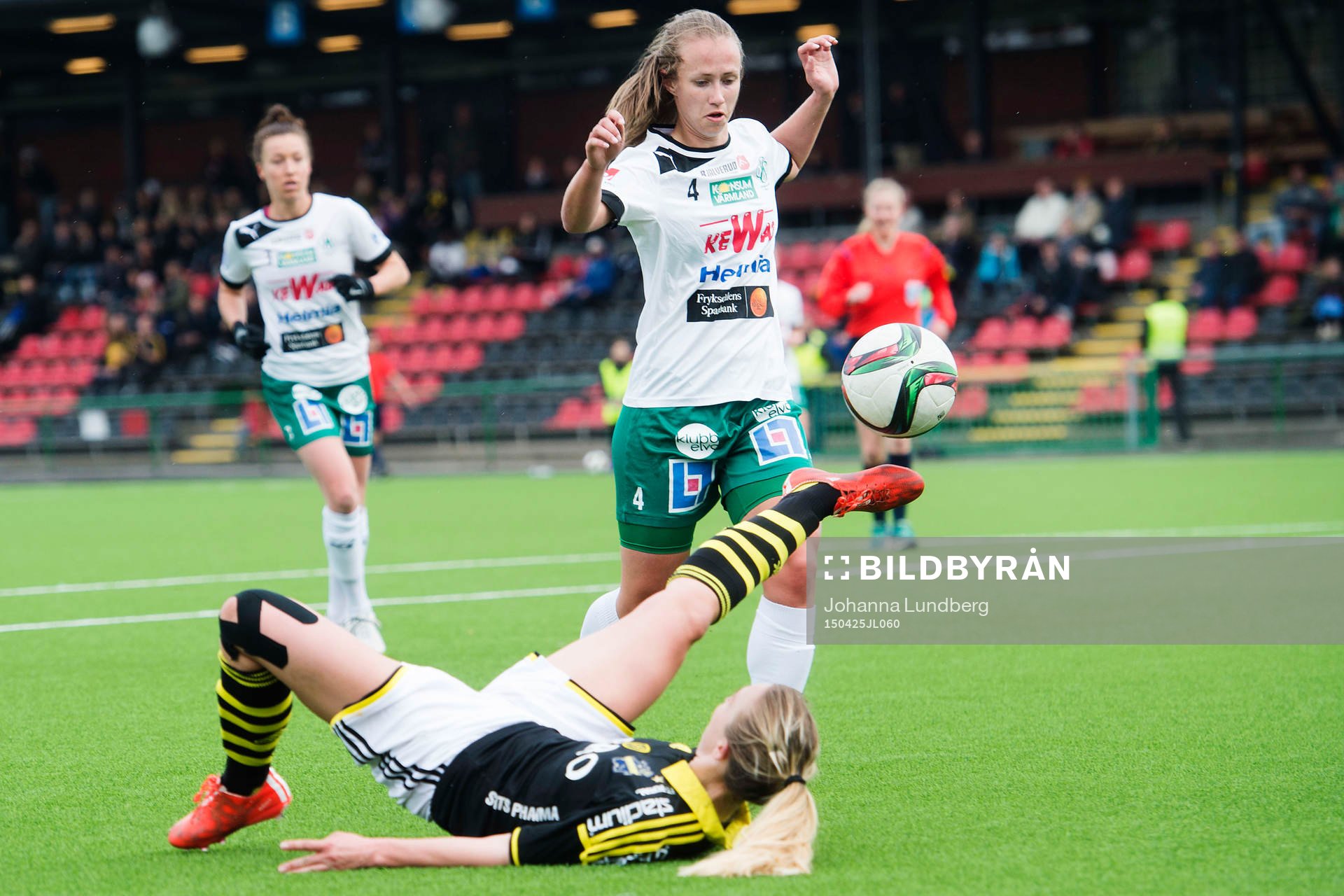 AIKs Emma Lundh och Mallbackens Eilish McSorley under fotbollsmatchen i Damallsvenskan mellan AIK och Mallbacken den 25 april 2015 i Stockholm.
