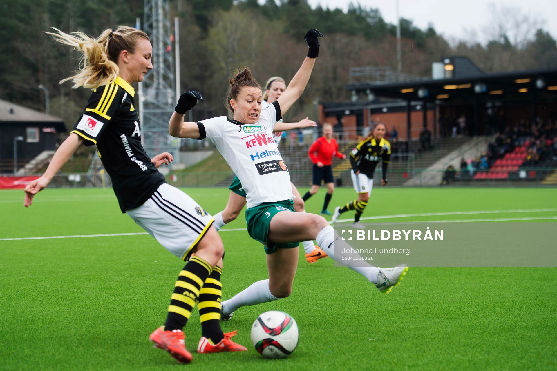 AIKs Emma Lundh och Mallbackens Katie Bethke