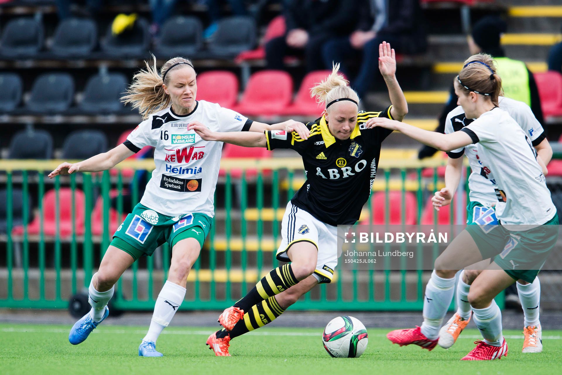 Mallbackens Elin Nyman och AIKs Sara Storck