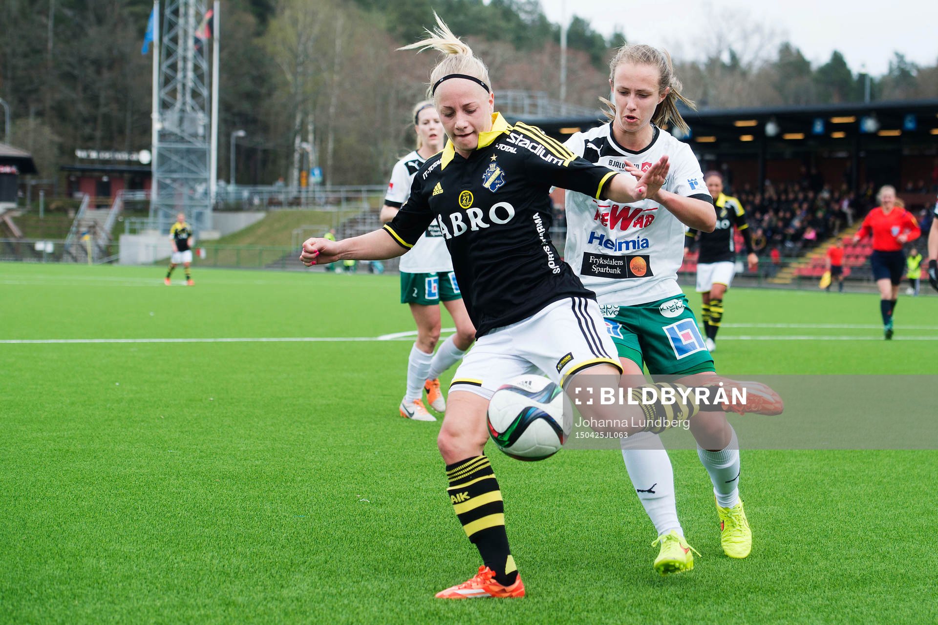  AIKs Sara Storck och Mallbackens Eilish McSorley under fotbollsmatchen i Damallsvenskan mellan AIK och Mallbacken den 25 april 2015 i Stockholm. 