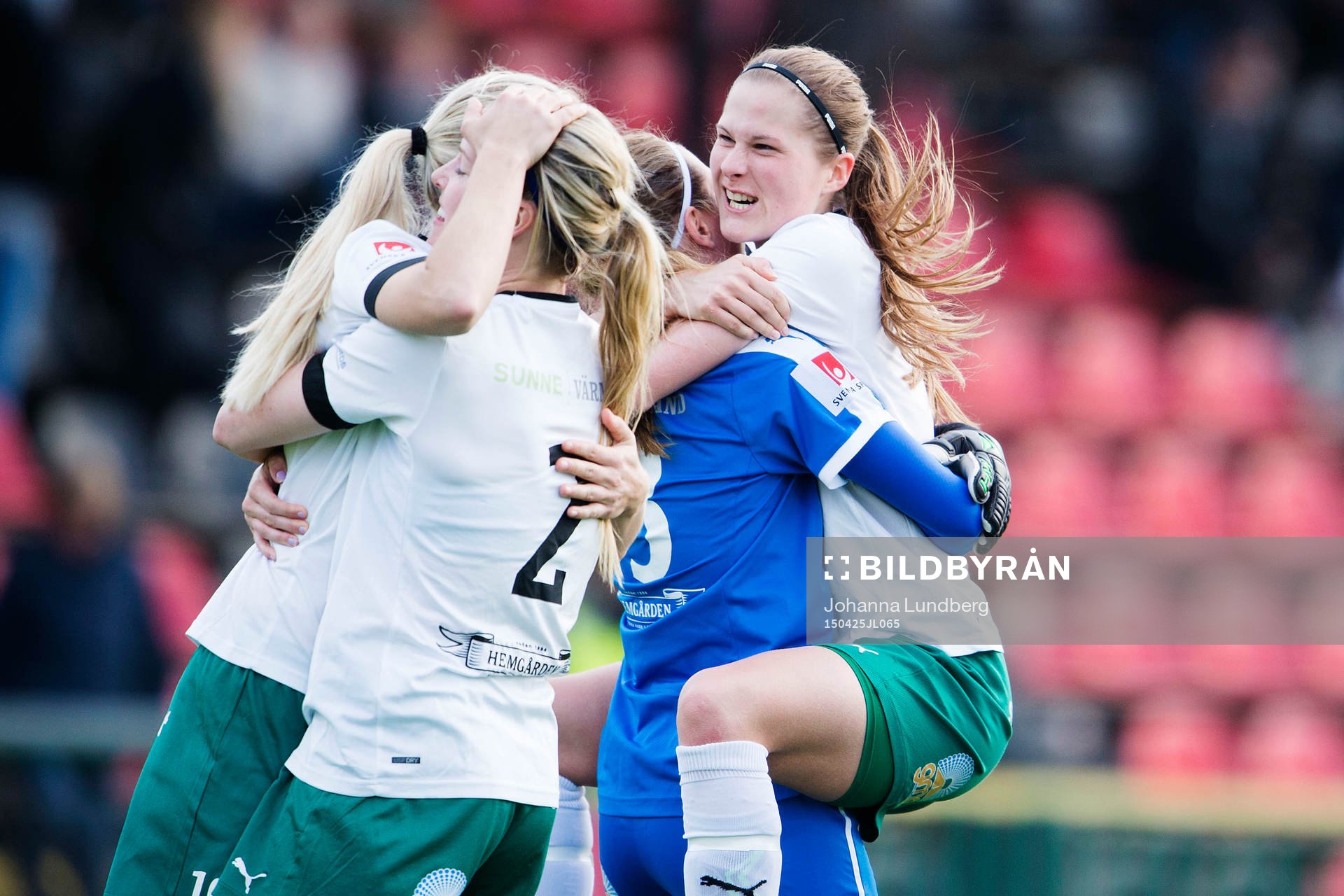 Mallbackens Sarah Bergman jublar med målvakt Jennifer Falk