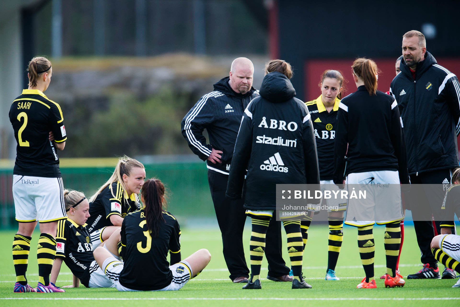 AIKs spelare samt tränare Mattias Eriksson deppar