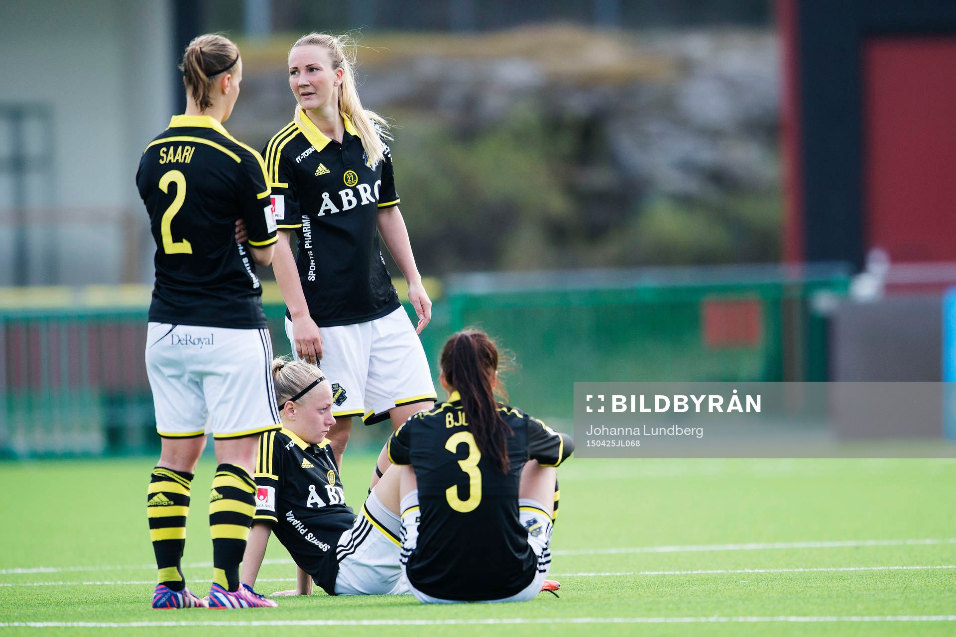 AIKs Maija Saari, Emma Lundh och Nathalie Björn deppar