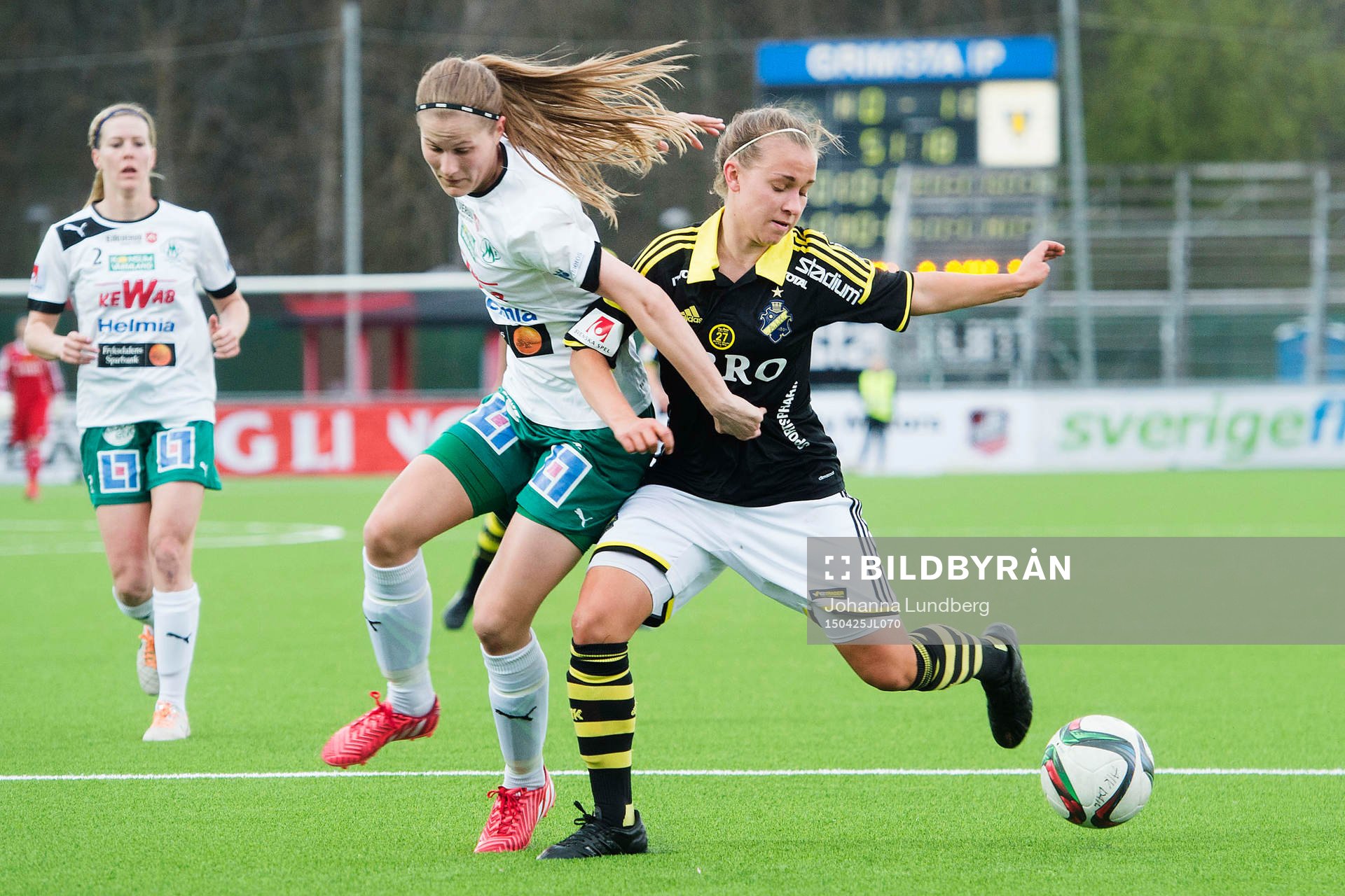Mallbackens Sarah Bergman och AIKs Julia Zigiotti Olme