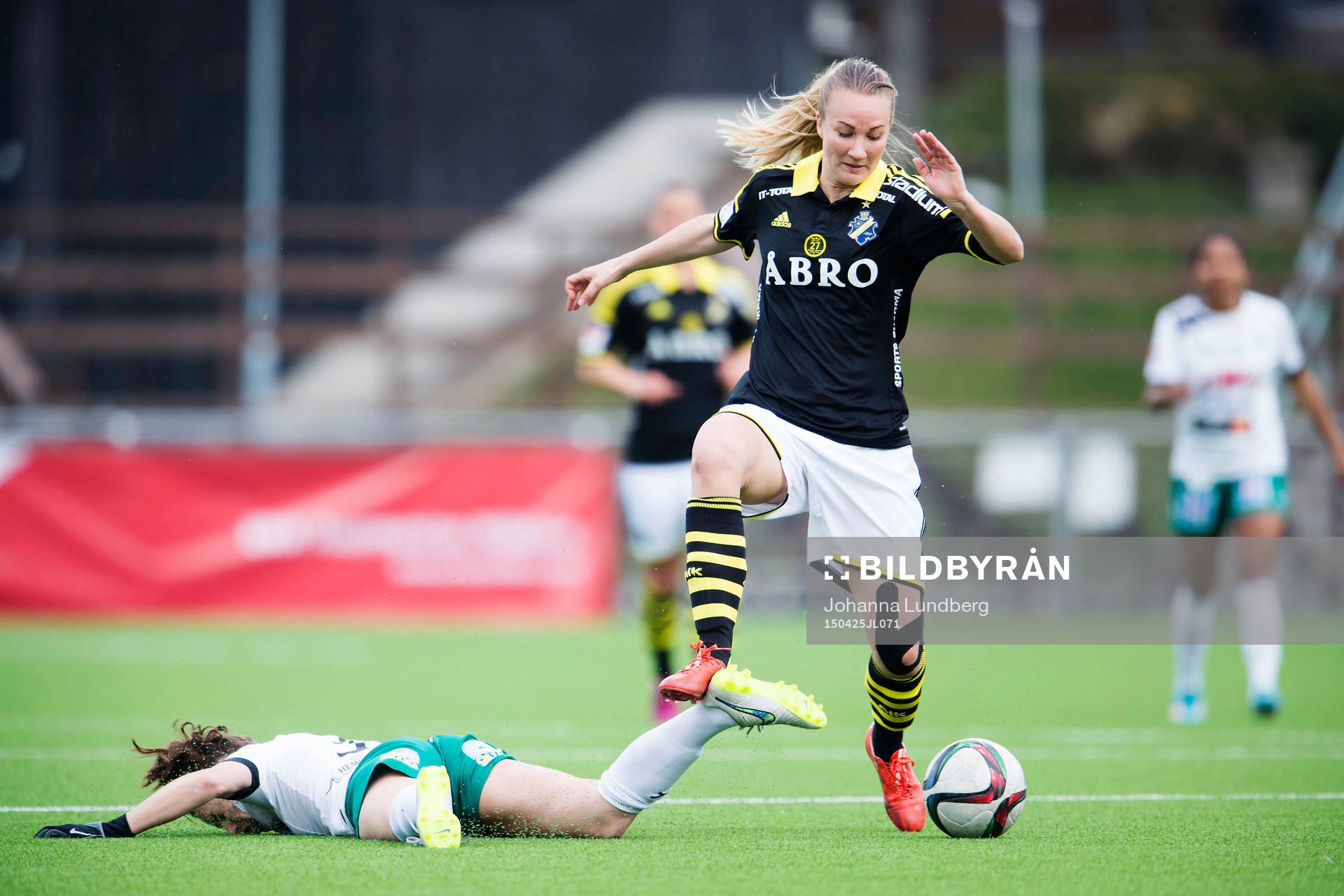 AIKs Emma Lundh hoppar över Mallbackens Katie Bethke