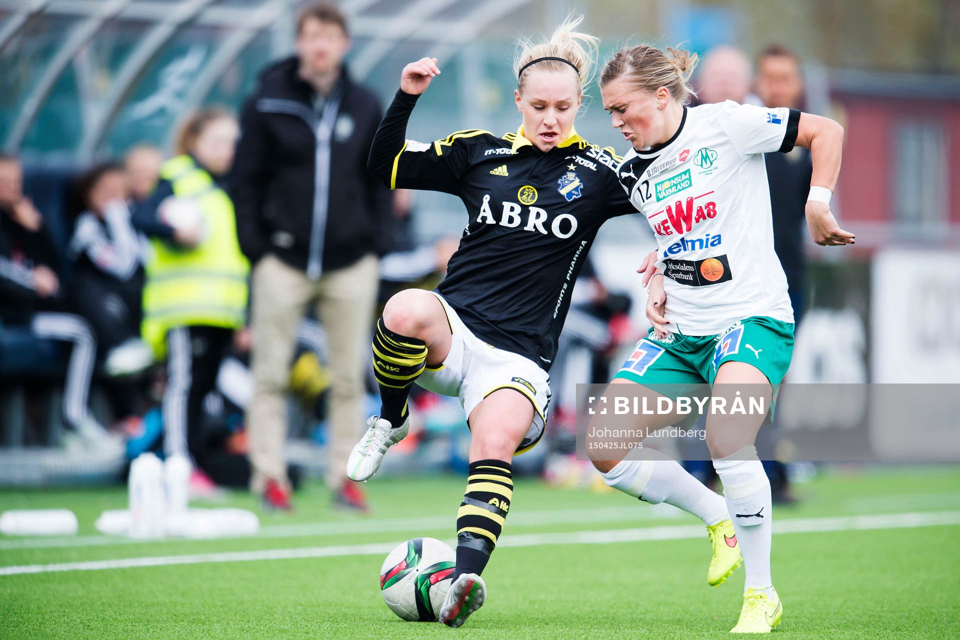 AIKs Sarah Fredriksson och Mallbackens Monica Dolinsky