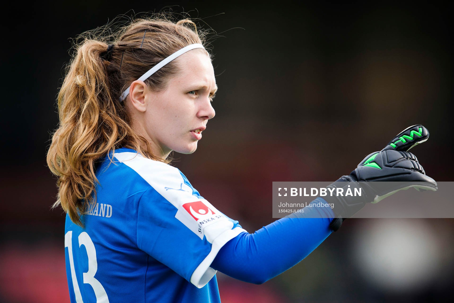 Mallbackens målvakt Jennifer Falk under fotbollsmatchen i Damallsvenskan mellan AIK och Mallbacken den 25 april 2015 i Stockholm. 