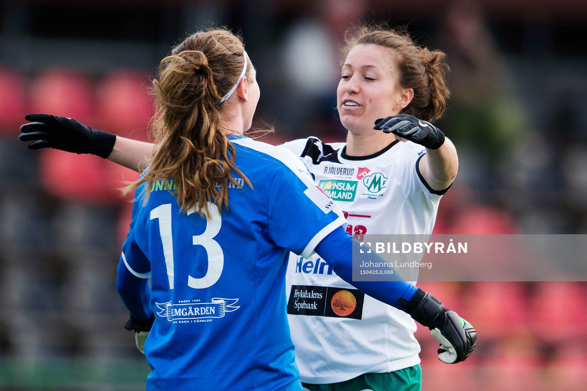 Mallbackens målvakt Jennifer Falk och Katie Bethke jublar