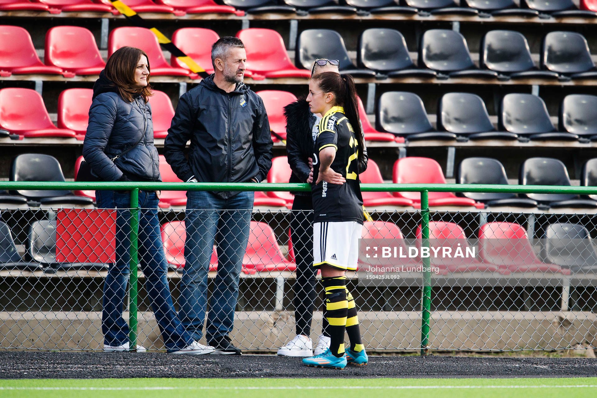 AIKs Daniella Novakovic pratar med sin pappa Nebojsa