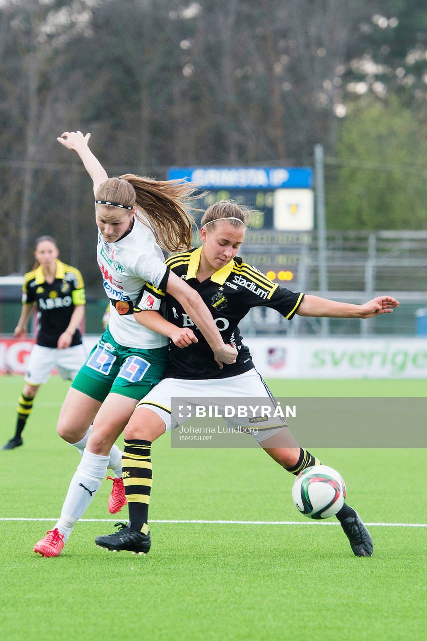 Mallbackens Sarah Bergman och AIKs Julia Zigiotti Olme under fotbollsmatchen i Damallsvenskan mellan AIK och Mallbacken den 25 april 2015 i Stockholm.