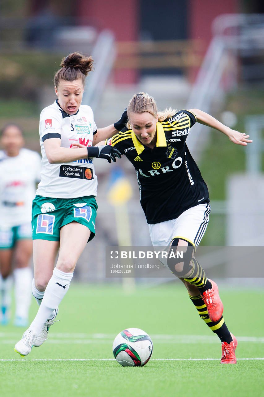 Mallbackens Katie Bethke och AIKs Emma Lundh under fotbollsmatchen i Damallsvenskan mellan AIK och Mallbacken den 25 april 2015 i Stockholm.
