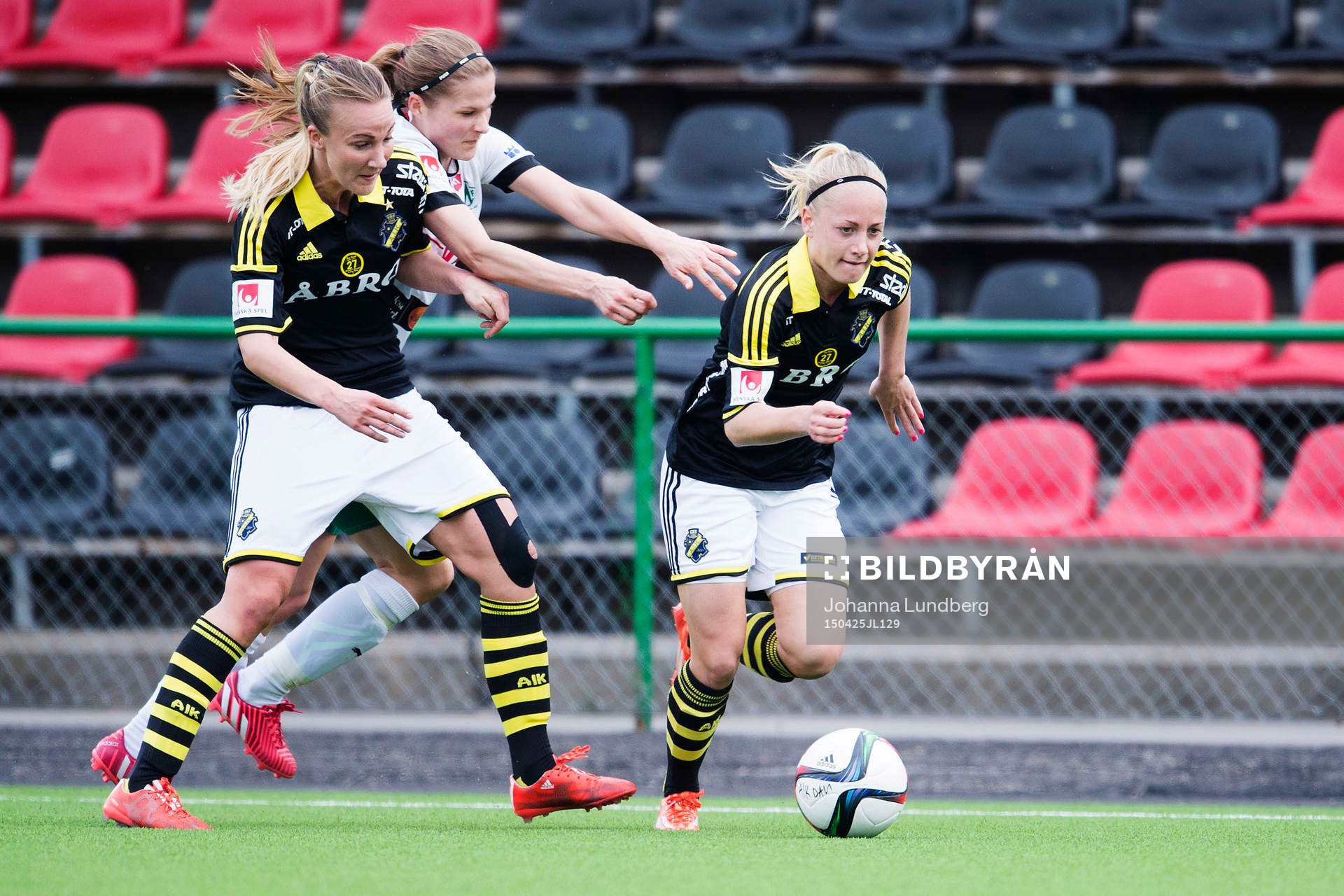 AIKs Emma Lundh stoppar Mallbackens Sarah Bergman medans